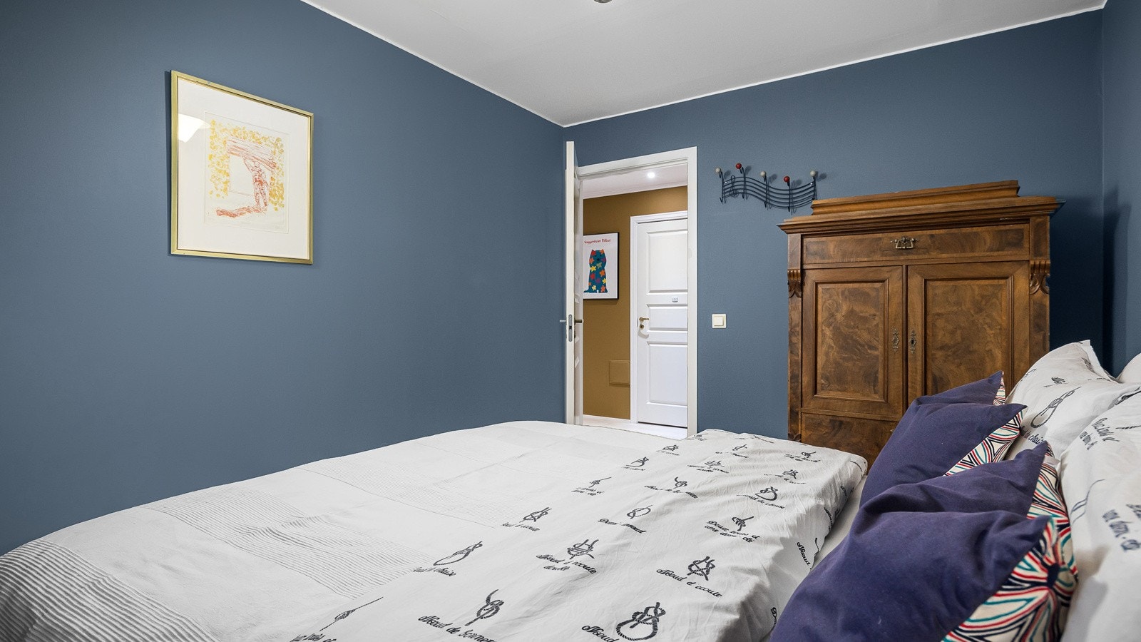 Hovedsoverommet har god plass til dobbeltseng, nattbord og kommode. Galleribilde