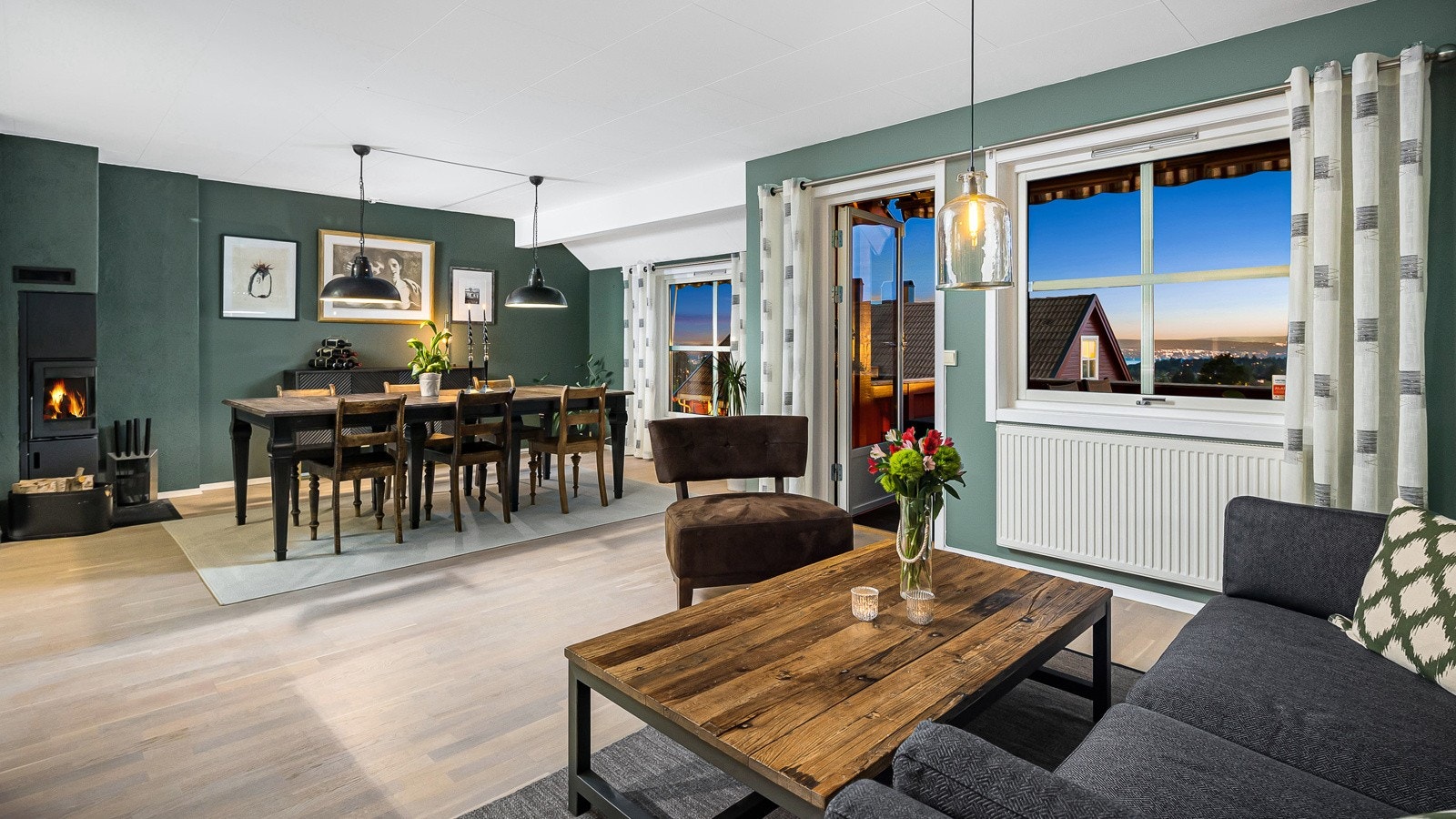 Den innbydende stuen blir et naturlig samlingspunkt for familien, og siden huset er gjennomgående med vinduer på begge sider, blir det et vakkert lysspill i hele boligen Galleribilde