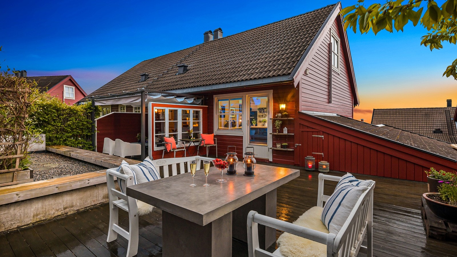 Med det store arealet er det enkelt å møblere i flere soner, slik at man alltid er beredt for både festlige lag og late sommerdager i solen Galleribilde