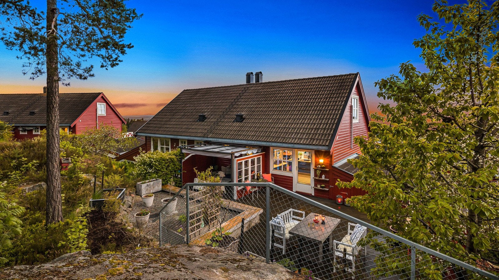 Uteplassen vender mot øst, og her får dagen din en god start, med rykende varm kaffe og dagens avis i morgensolen til formiddagen Galleribilde