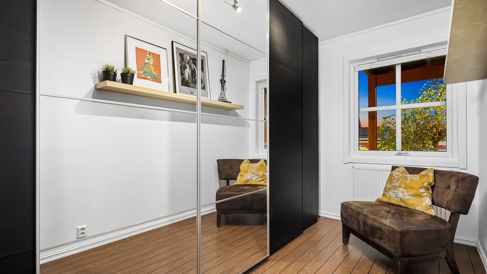 Soverom II er i dag innredet som garderoberom, men arealet gir plass til både seng, nattbord og garderobe Galleribilde
