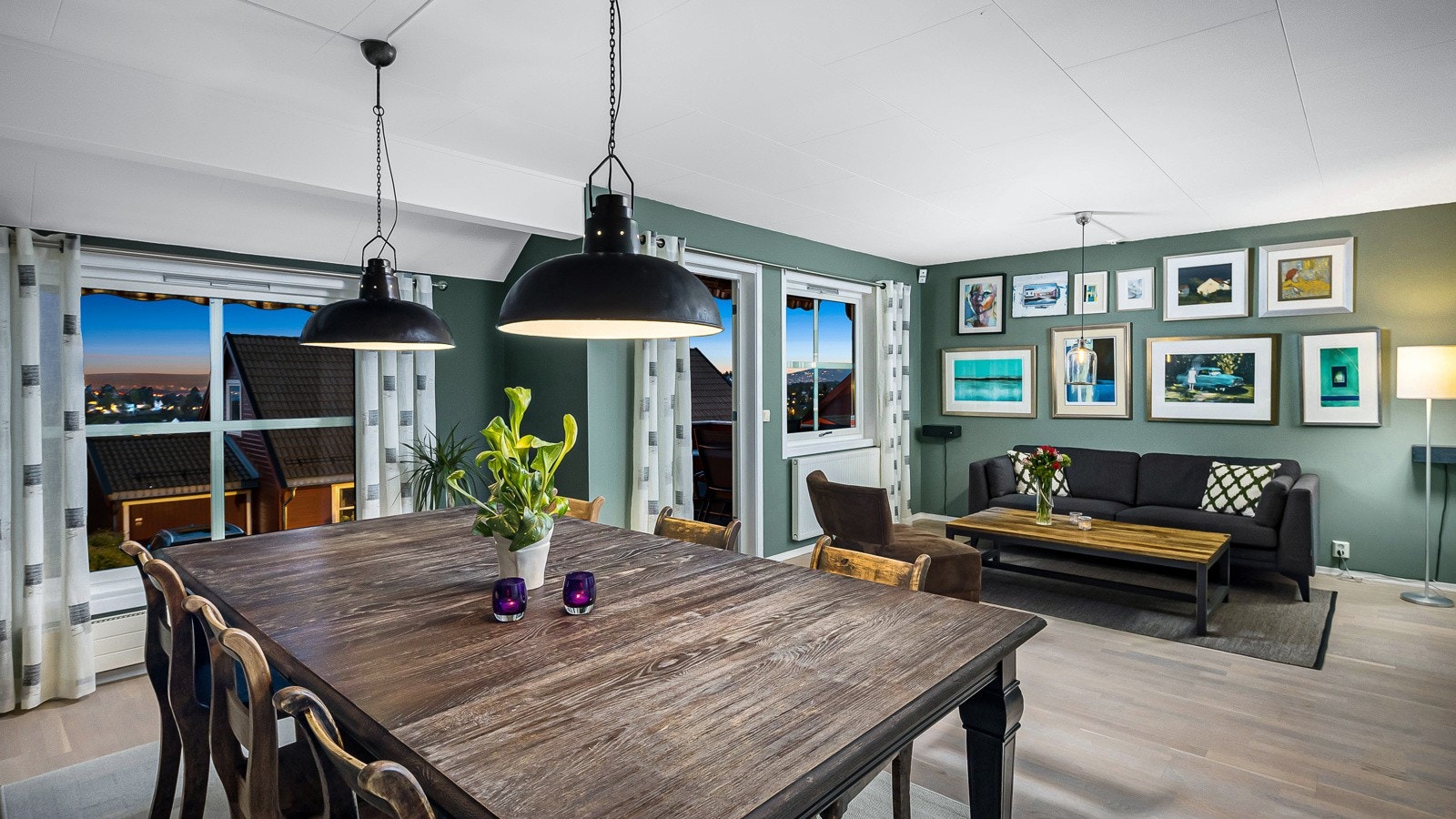 Huset fremstår som godt vedlikeholdt og preges av stilsikre valg og farger som gir et innbydende inntrykk Galleribilde