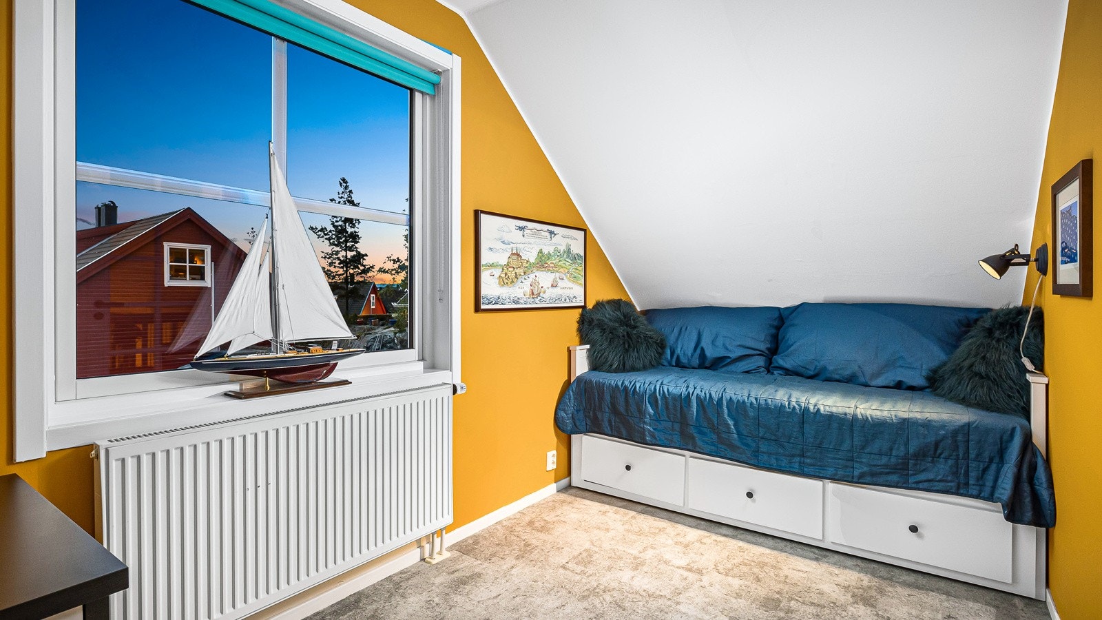 Det er også etablert kontor/gjesterom i loftetasjen Galleribilde