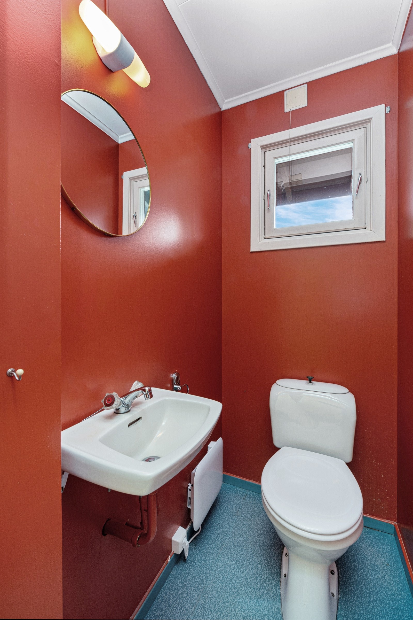Det separate toalettrommet ligger vegg-i-vegg med badet. Galleribilde
