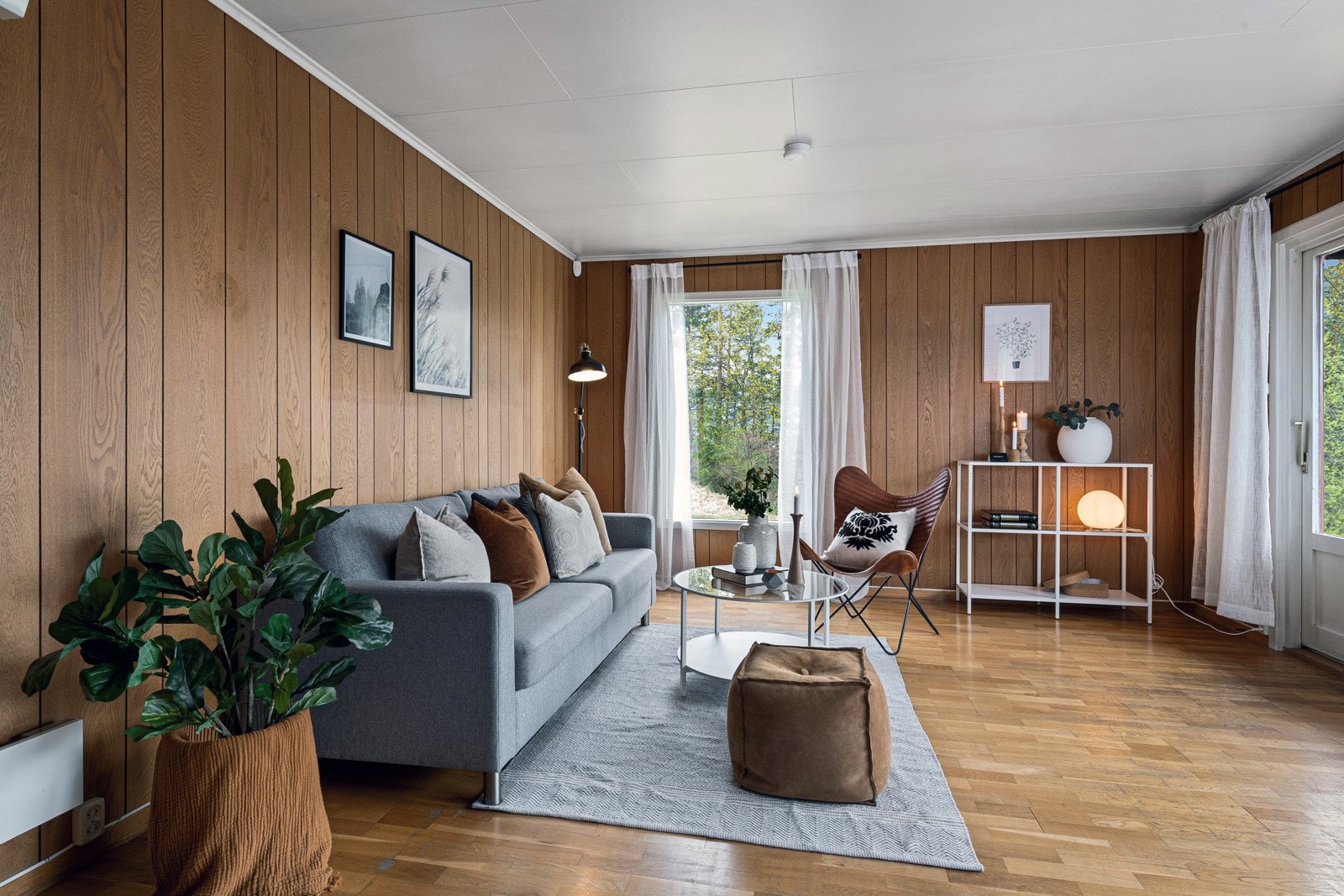 Stuen oppleves som lun med parkettgulv og panelkledde vegger. Galleribilde