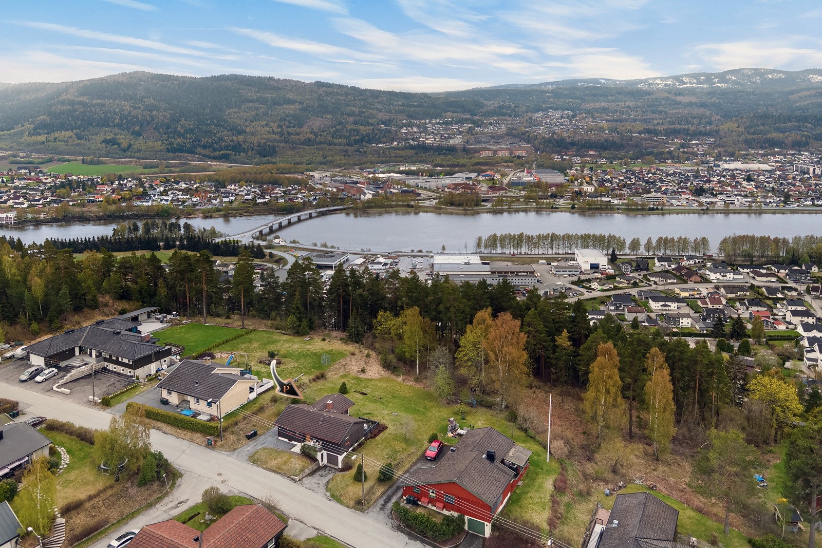 Eiendommen ligger i et rolig, attraktivt og barnevennlig boligområde i Krokstadelva i Drammen kommune. Galleribilde