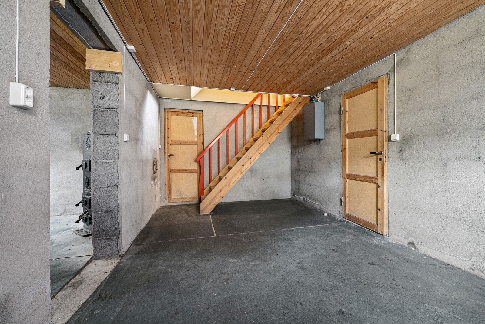 Kjelleren består i dag av hele syv boder, der den ene har dør til garasjen og en annen har utvendig adkomst. Galleribilde