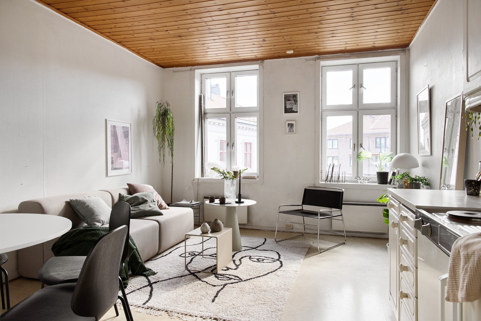 Effektiv planløsning med gode møbleringsmuligheter. Store vindusflater gir godt med naturlig lysinnslipp. Galleribilde