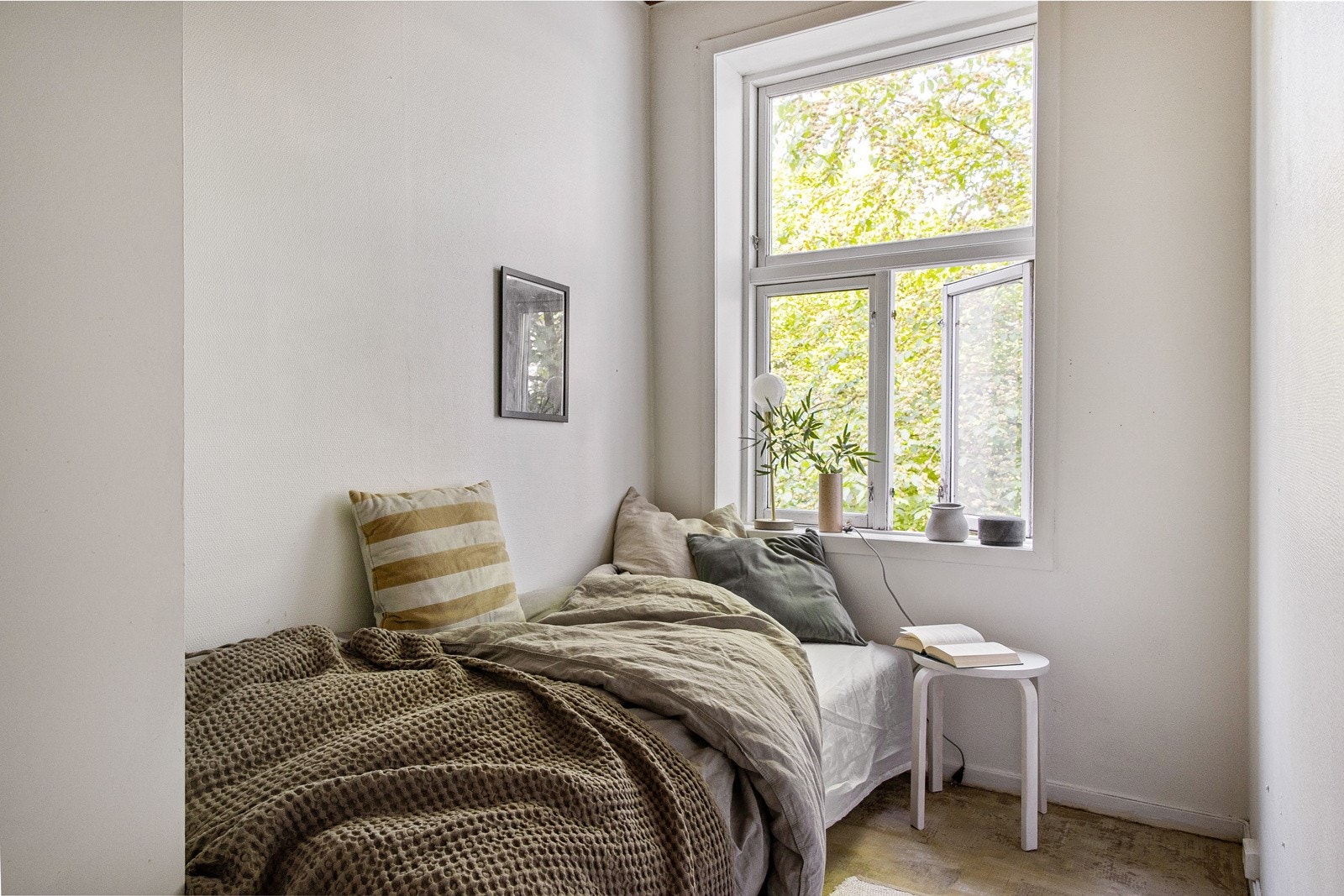 Plass til seng, nattbord og kommode. Galleribilde