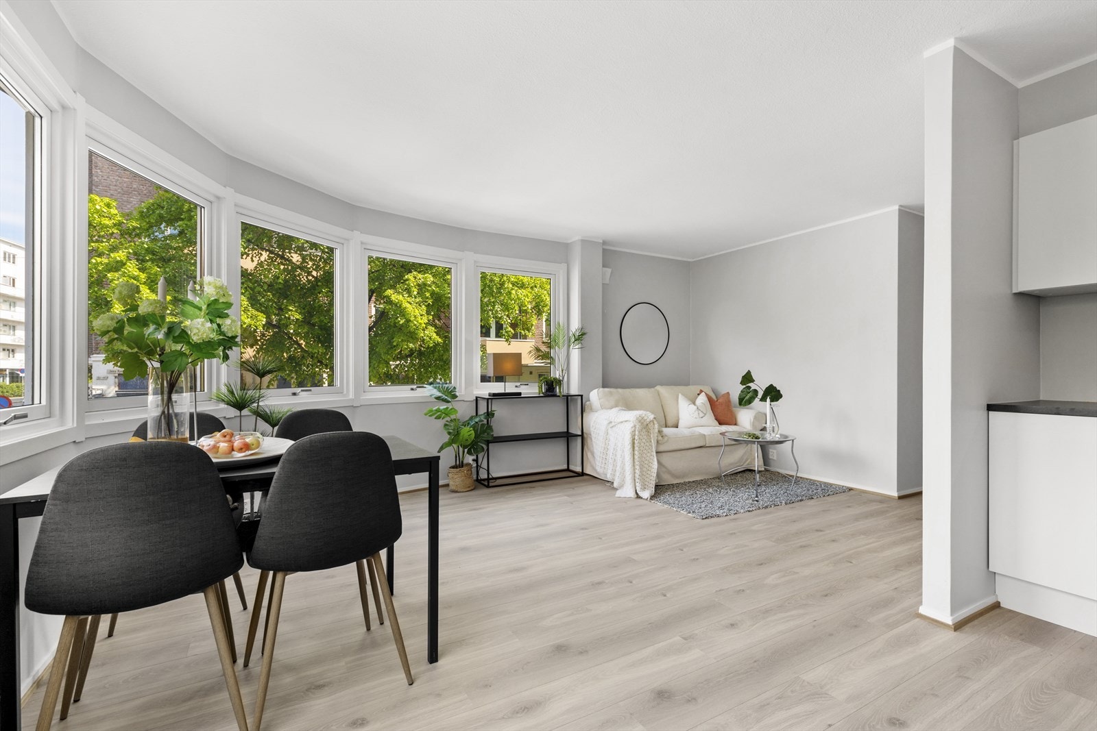 Romslig stue med plass til sofa og spisebord Galleribilde