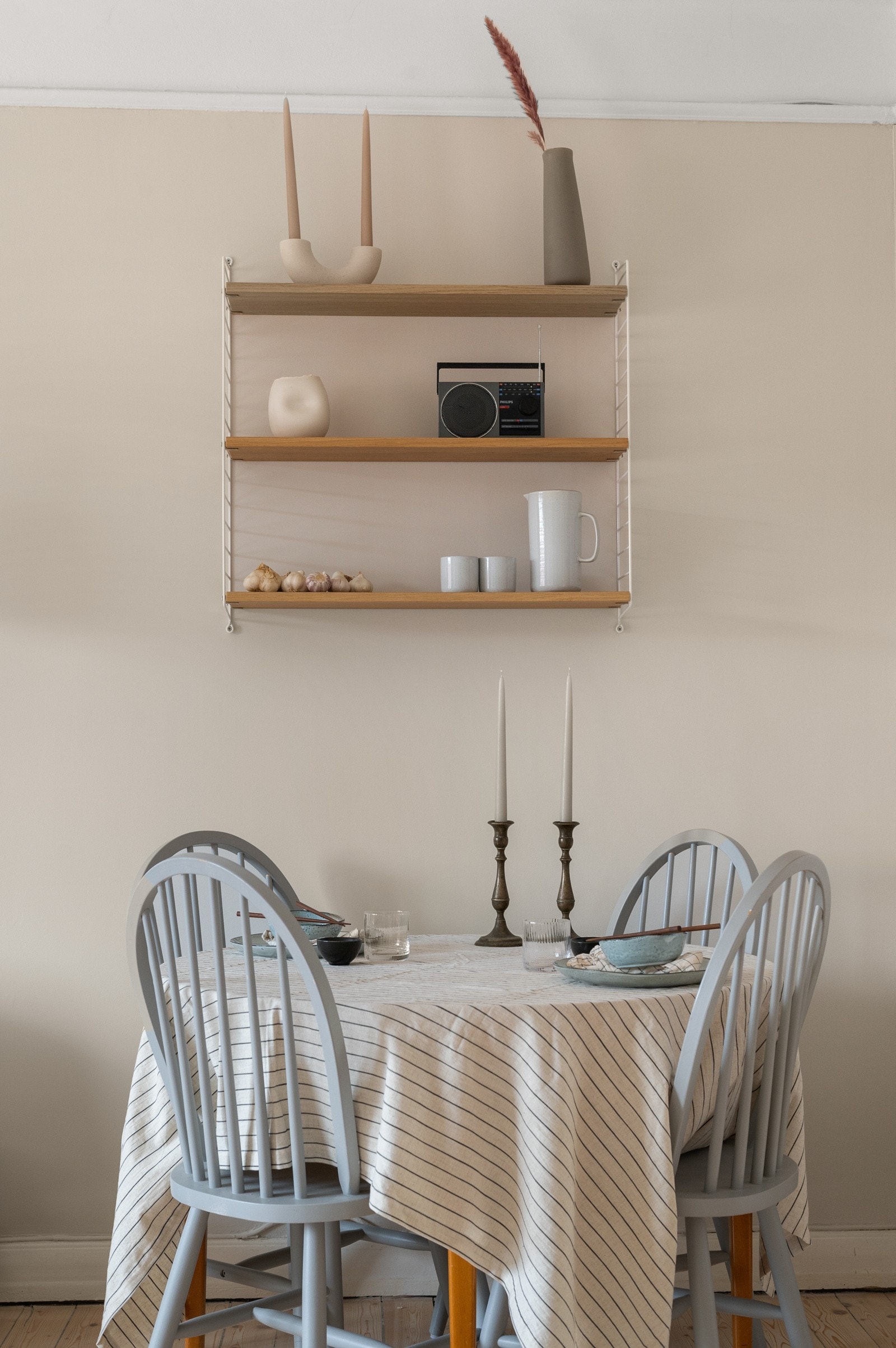 Her kan man invitere venner og familie til hyggelige lag! Selger har også dekket på til langbord her. Galleribilde