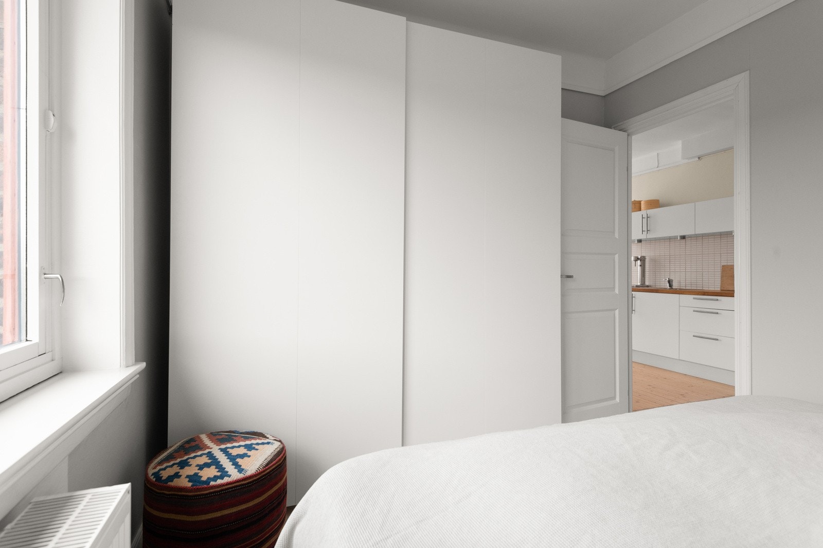 Soverom 1: Rikelig oppbevaringsplass i skyvedørsgarderobe. Galleribilde