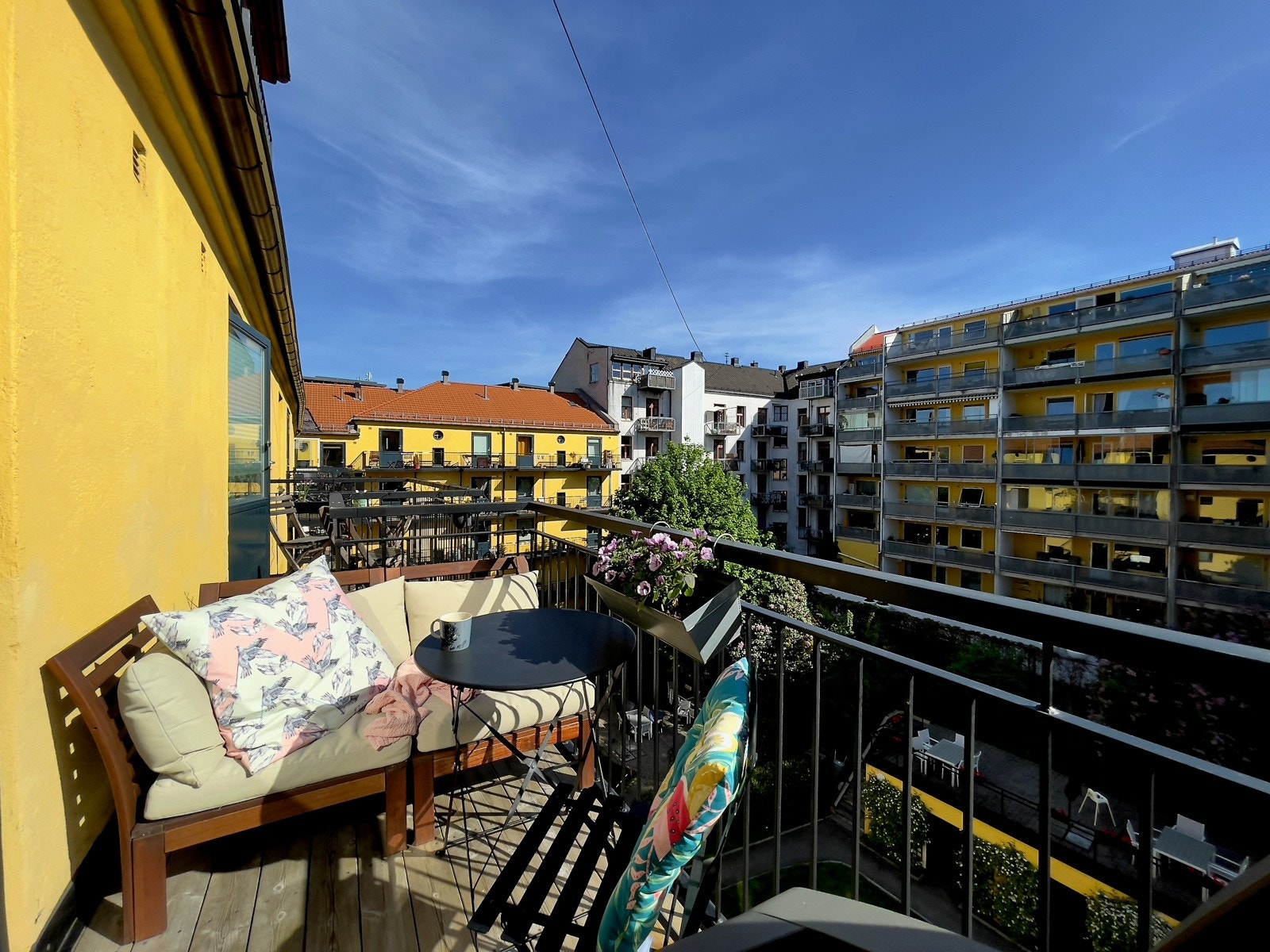 Selgers bilde fra balkong. Galleribilde