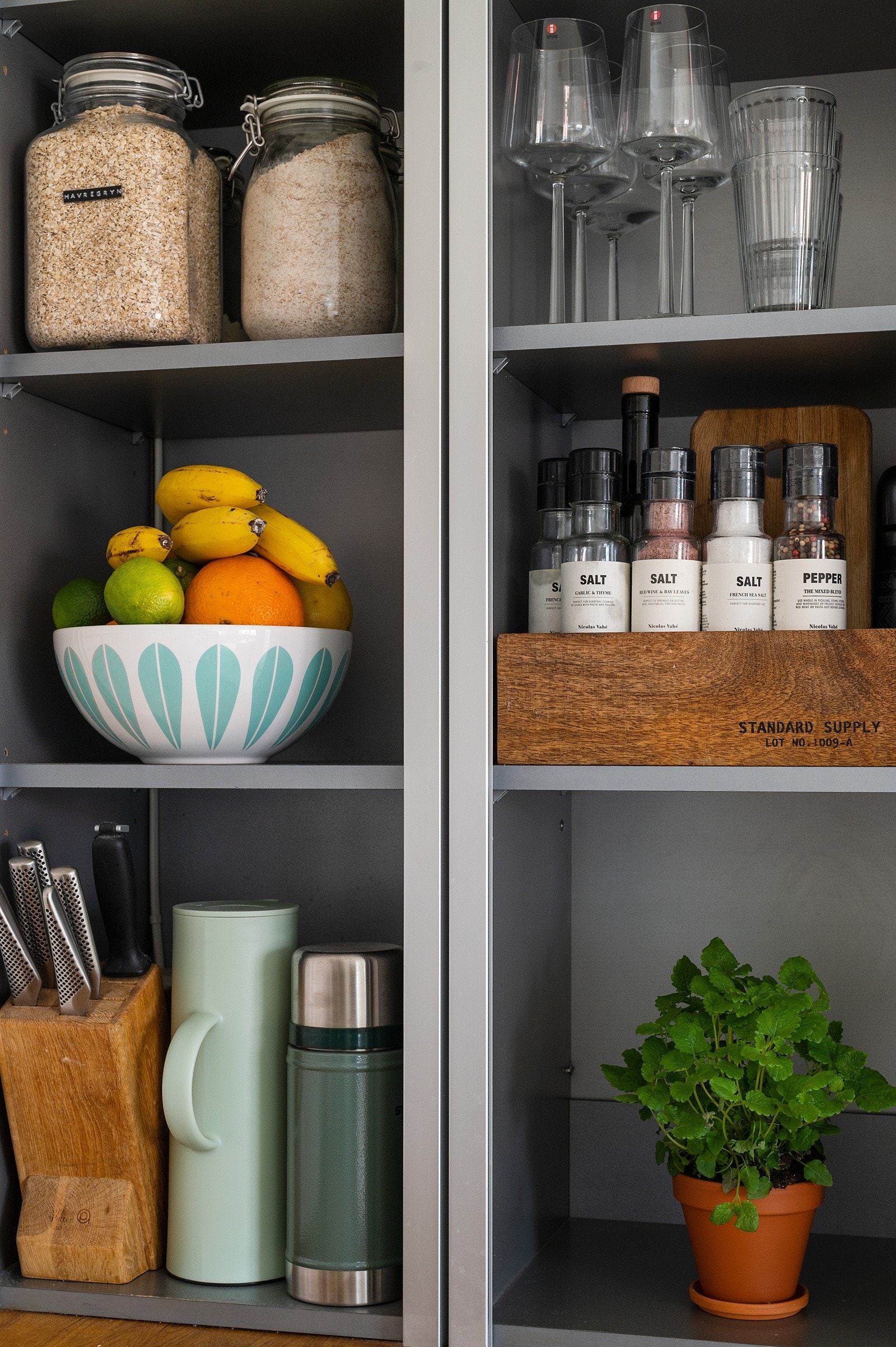 God skap- og benkeplass i innredningen. Galleribilde