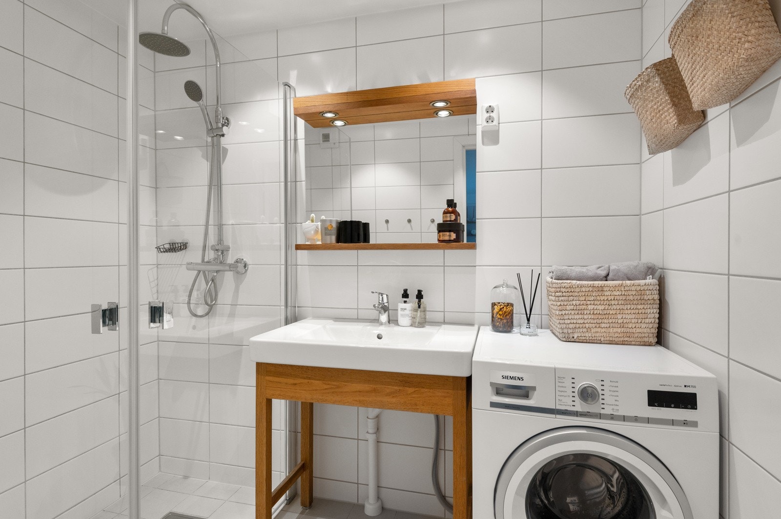 Pent flislagt bad fra 2016 (rehabilitert i regi av aksjelaget). Varme i gulv og downlights i himling. Galleribilde