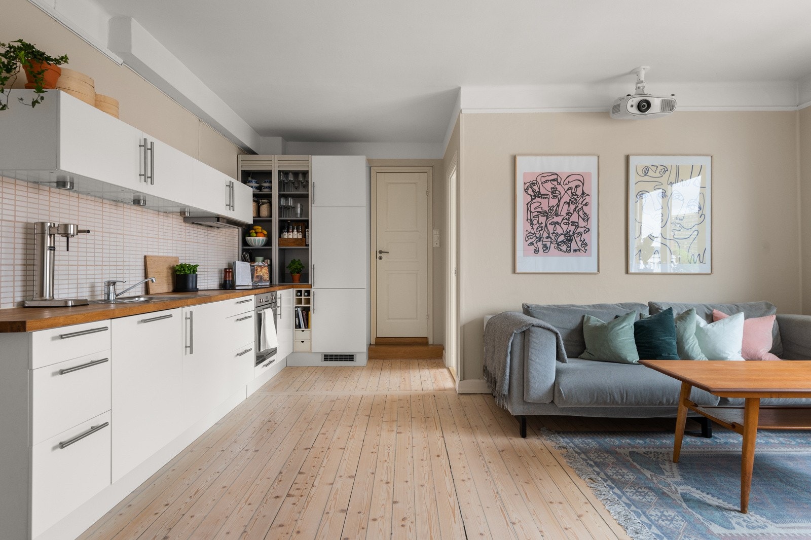 Den åpne løsningen gjør dette til et sosialt og hyggelig oppholdsrom. Galleribilde