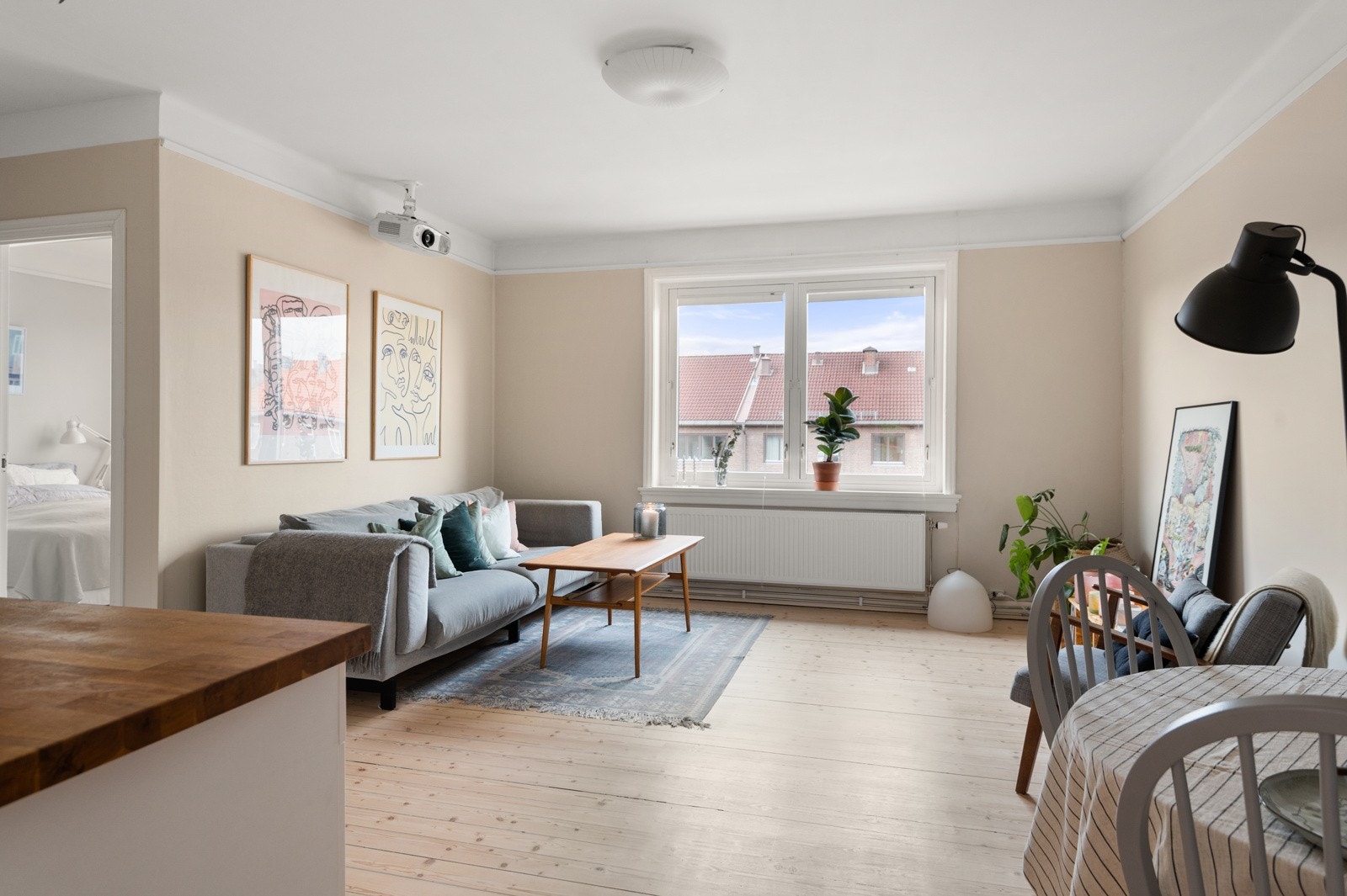 Truls Martin Nygaard (476 29 151) ved Schala & Partners har gleden av å presentere denne flotte toppleiligheten i Hertug Skules gate 8! Galleribilde