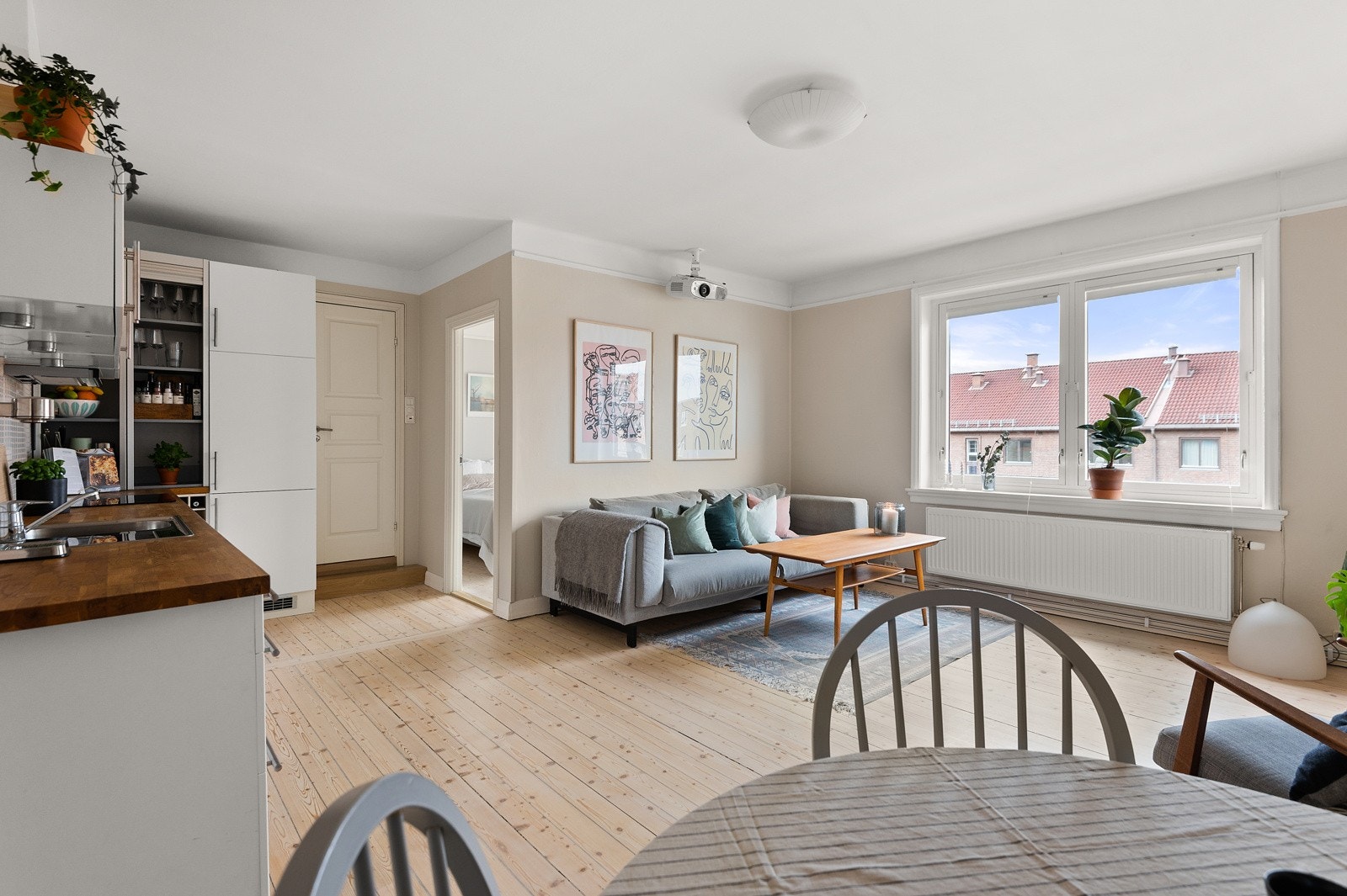 Lys og romslig stue med god plass til sofagruppe, TV-seksjon, spisebord og annet ønsket møblement. Galleribilde