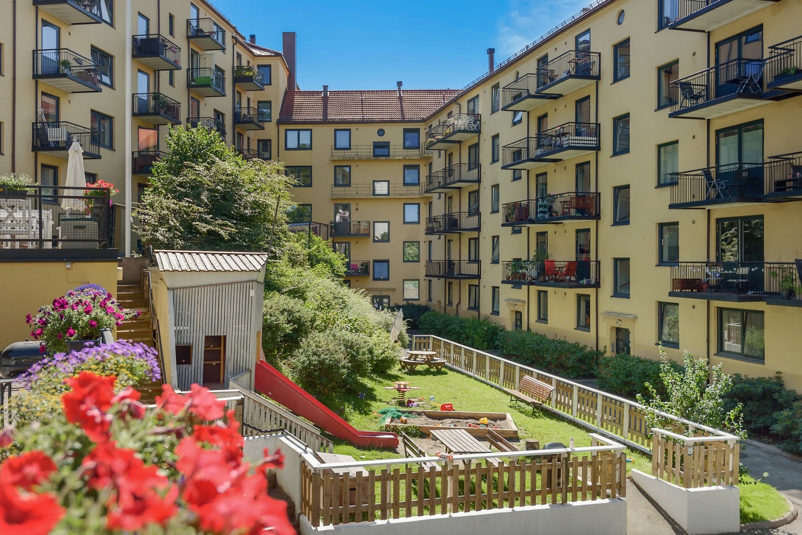 Det er også lekeapparater, sykkelparkering, innendørs sykkelrom og barnevognsrom i bakgården. Galleribilde