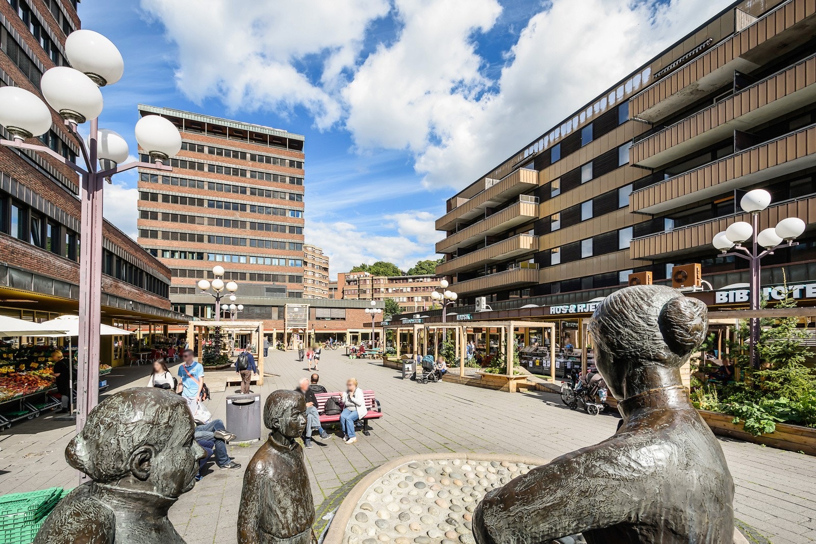 Leiligheten ligger like ved Tøyen Torg som har fått et stort løft de siste årene, og her finner du mange populære serveringssteder og andre servicetilbud. Galleribilde