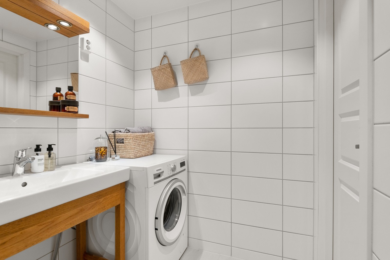 Opplegg for vaskemaskin i hjørnet (denne medfølger også). Galleribilde