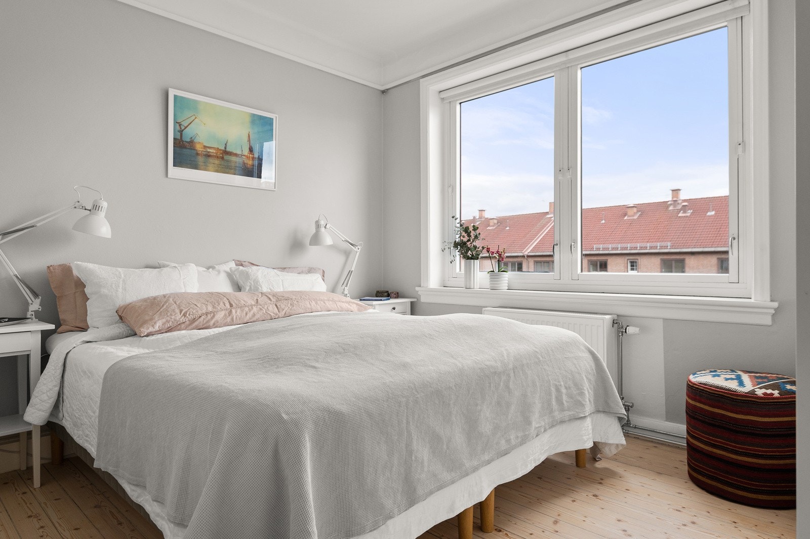 Soverom 1: Luftig og pent soverom med god plass til dobbeltseng og nattbord på hver side. Galleribilde