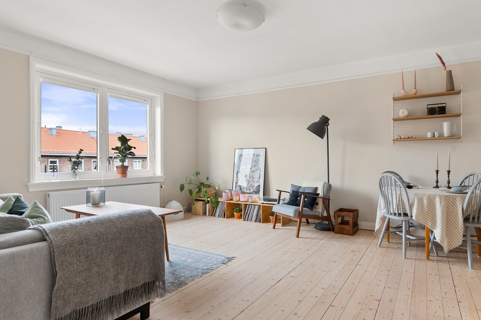 Tidsriktige fargevalg og flotte, originale tregulv som ble slipt og lakkert i 2017. De fleste overflater er nymalt i senere tid. Galleribilde