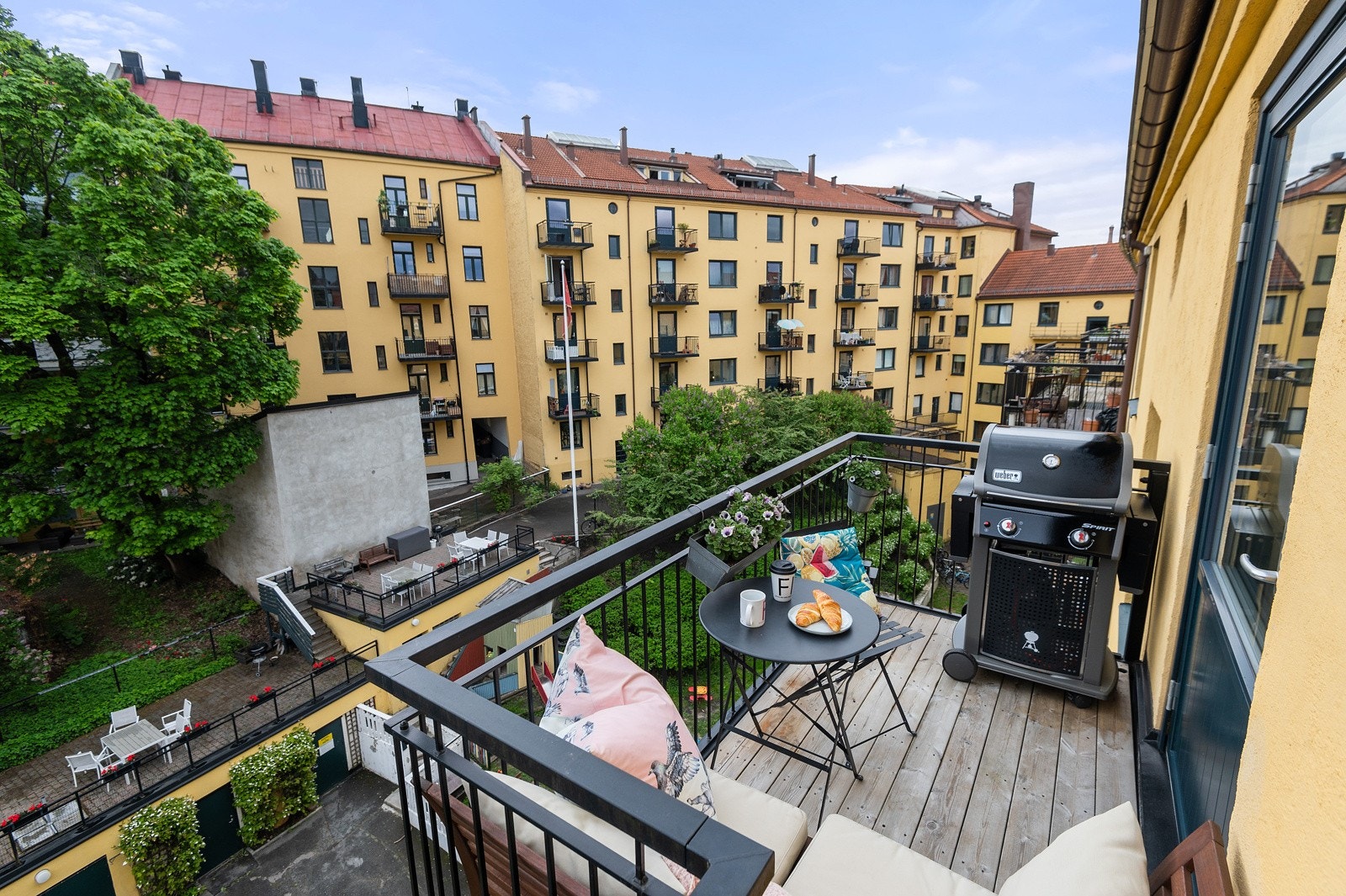 Gode solforhold på morgen/formiddag, samt hyggelig utsikt over det idylliske gårdsrommet. Galleribilde