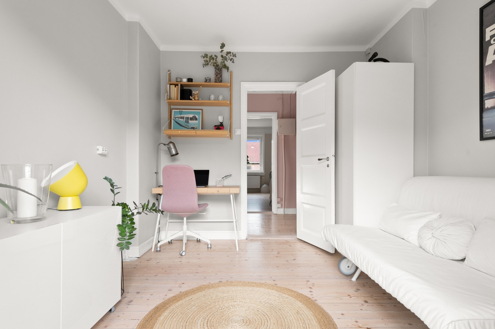 Soverom 2: God plass til seng/sovesofa og skrivepult, samt oppbevaringsplass i garderobeskap. Galleribilde