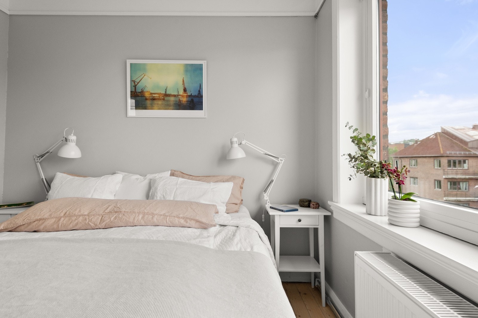 Soverom 1: Begge soverommene i leiligheten ligger vendt ut mot rolige omgivelser. Galleribilde