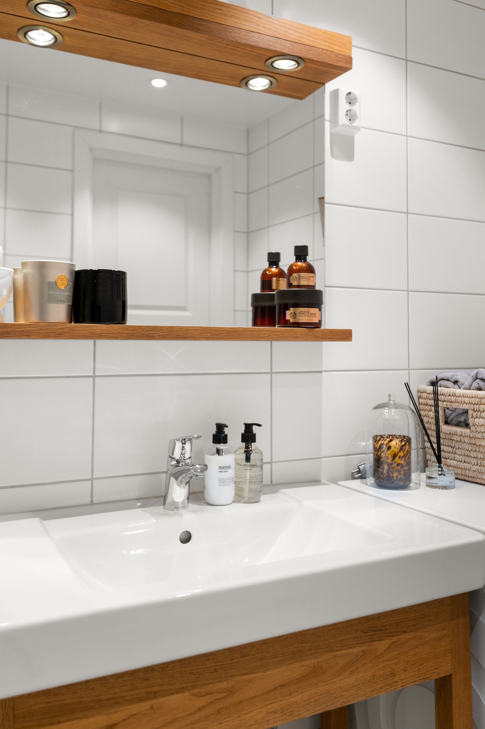 Servant med speil, hylle, belysning og stikkontakter over. Galleribilde