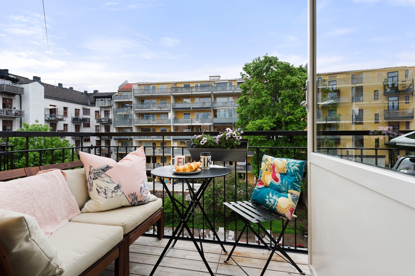 Herlig balkong på ca. 4 kvm med god plass til utemøblement, grill og planter. Galleribilde