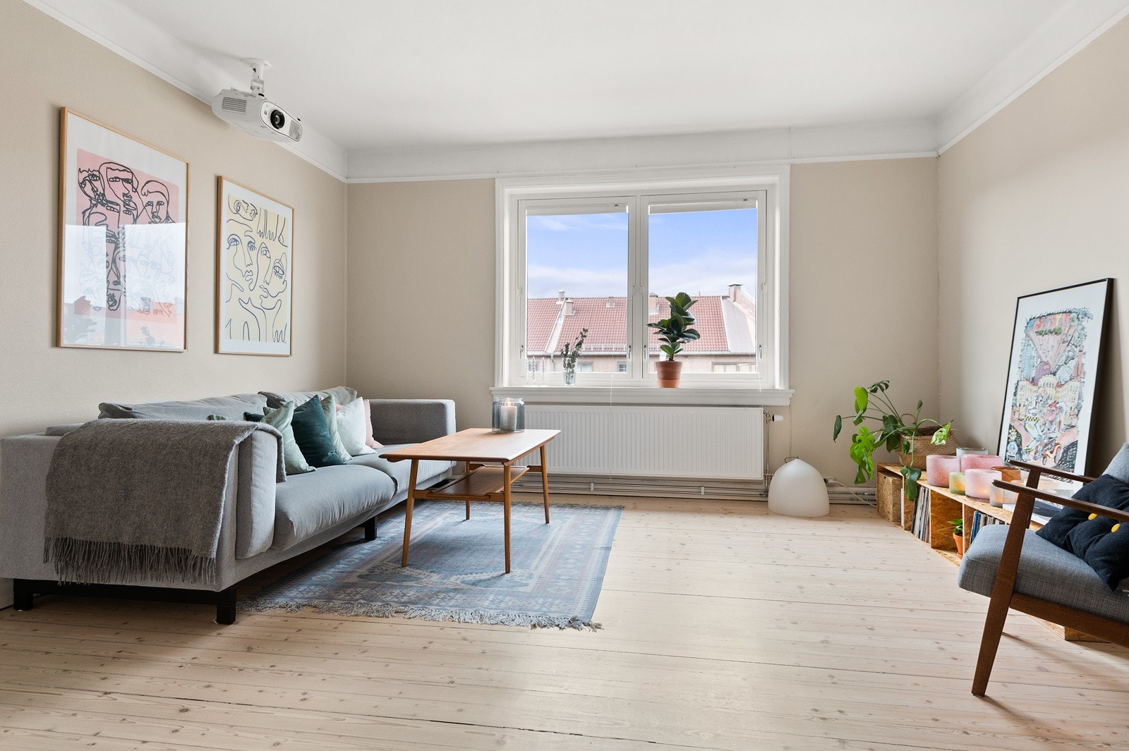 Boligen har god takhøyde (ca. 2, 64 m) og store, brede vindusflater som gir svært gode innvendige lysforhold og en luftig romfølelse. Galleribilde