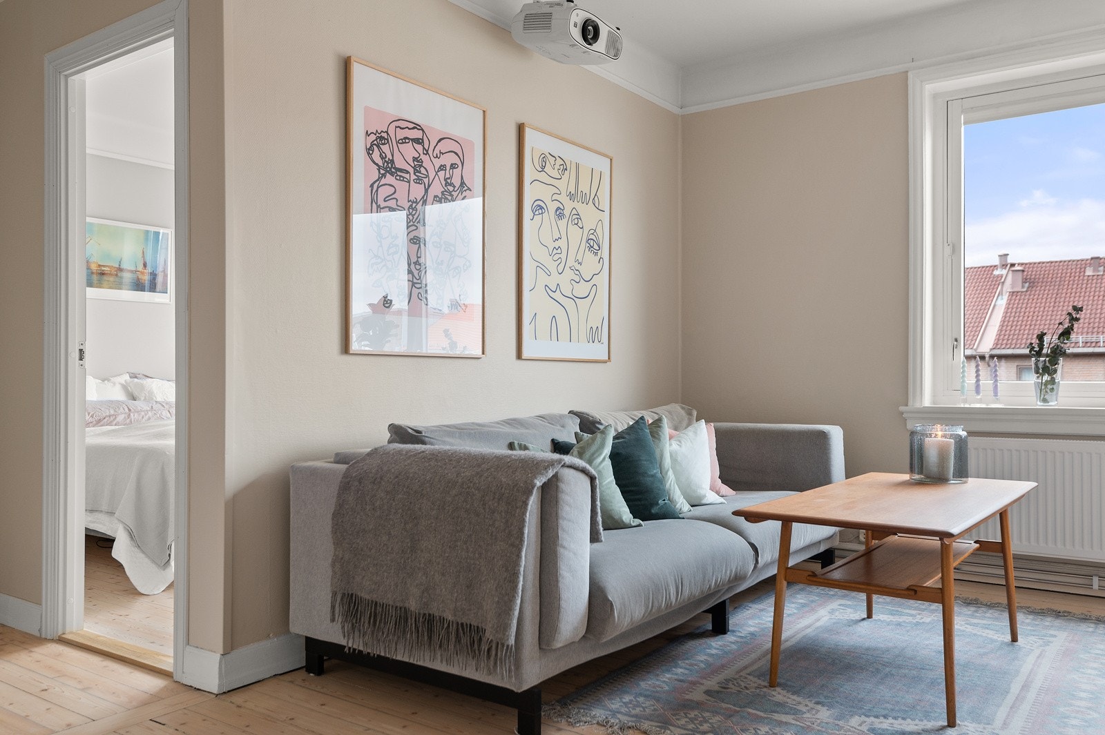 Varmtvann og fyring ved fjernvarme er inkludert i felleskostnadene og sørger for lave strømutgifter. Kabel-TV og bredbånd er også inkludert. Galleribilde