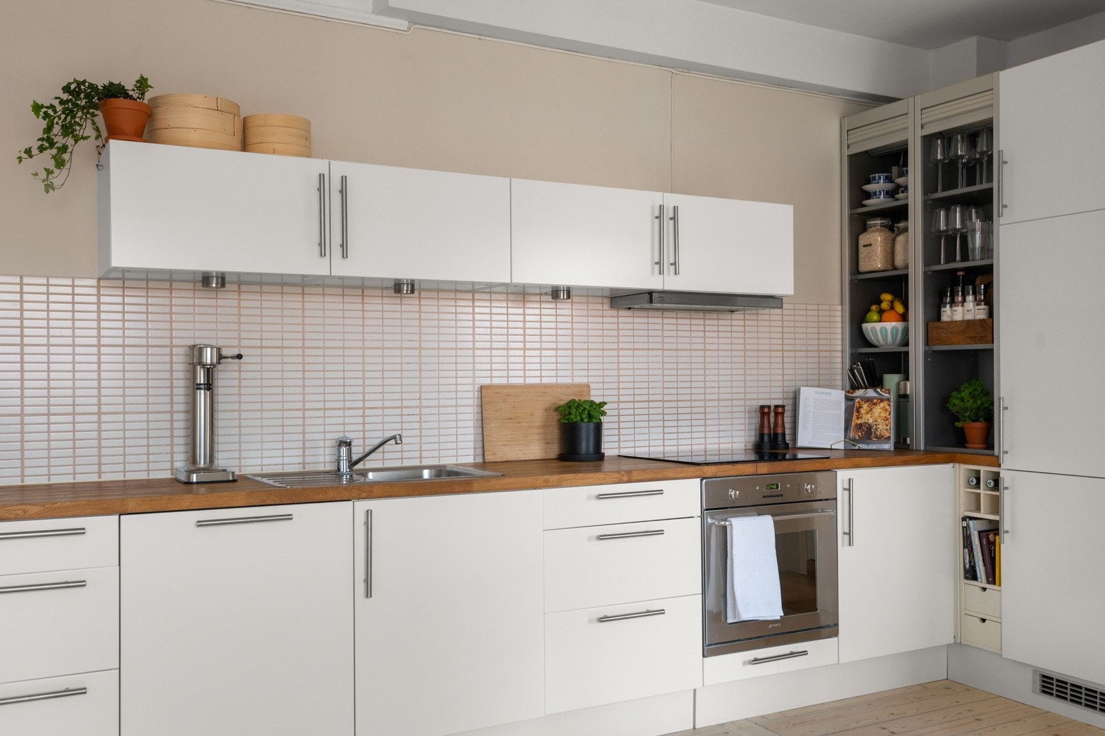 Kjøkkenet er utstyrt med integrerte hvitevarer; kjøleskap med fryser, oppvaskmaskin, komfyr, platetopp og ventilator. Galleribilde