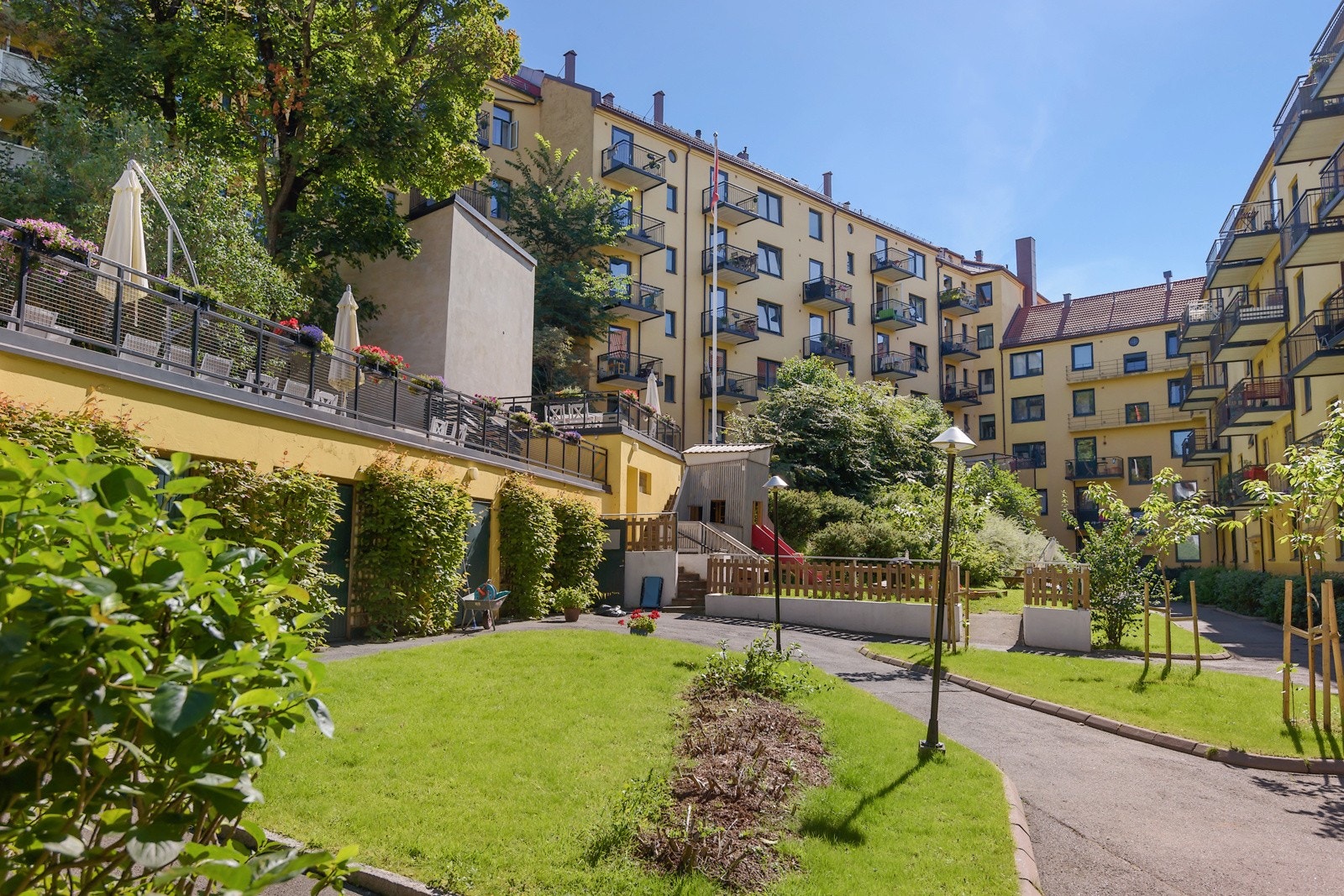 Aksjelaget har et stort og idyllisk gårdsrom til glede for store og små beboere. Galleribilde