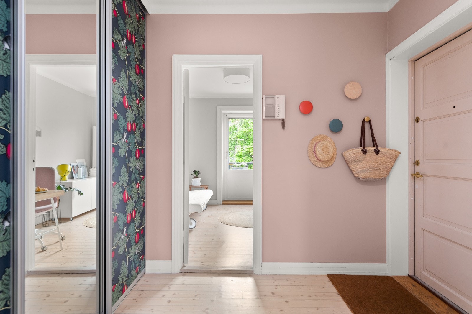 Innbydende entré som gir et velfortjent godt førsteinntrykk av boligen. Dørcallinganlegg med video og portåpner. Galleribilde