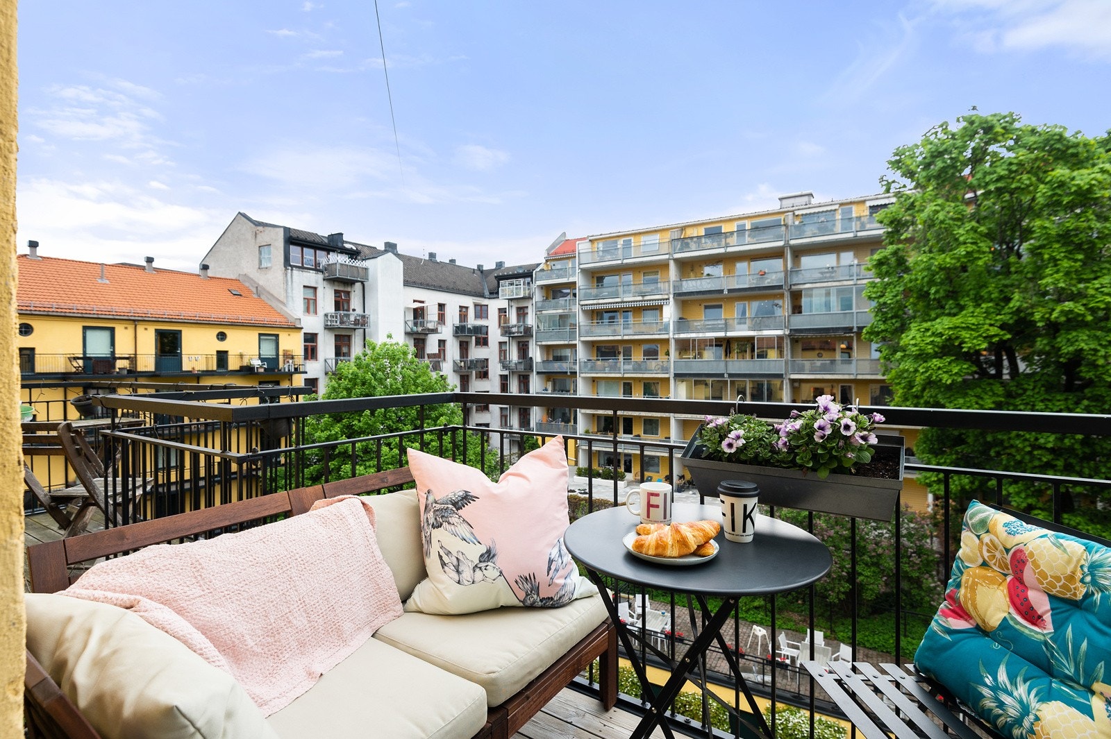 Velkommen til en romslig og gjennomgående 3-roms beliggende høyt og fritt i 5. etasje, tilhørende populære Sommerfrydløkken aksjelag på Tøyen. Galleribilde