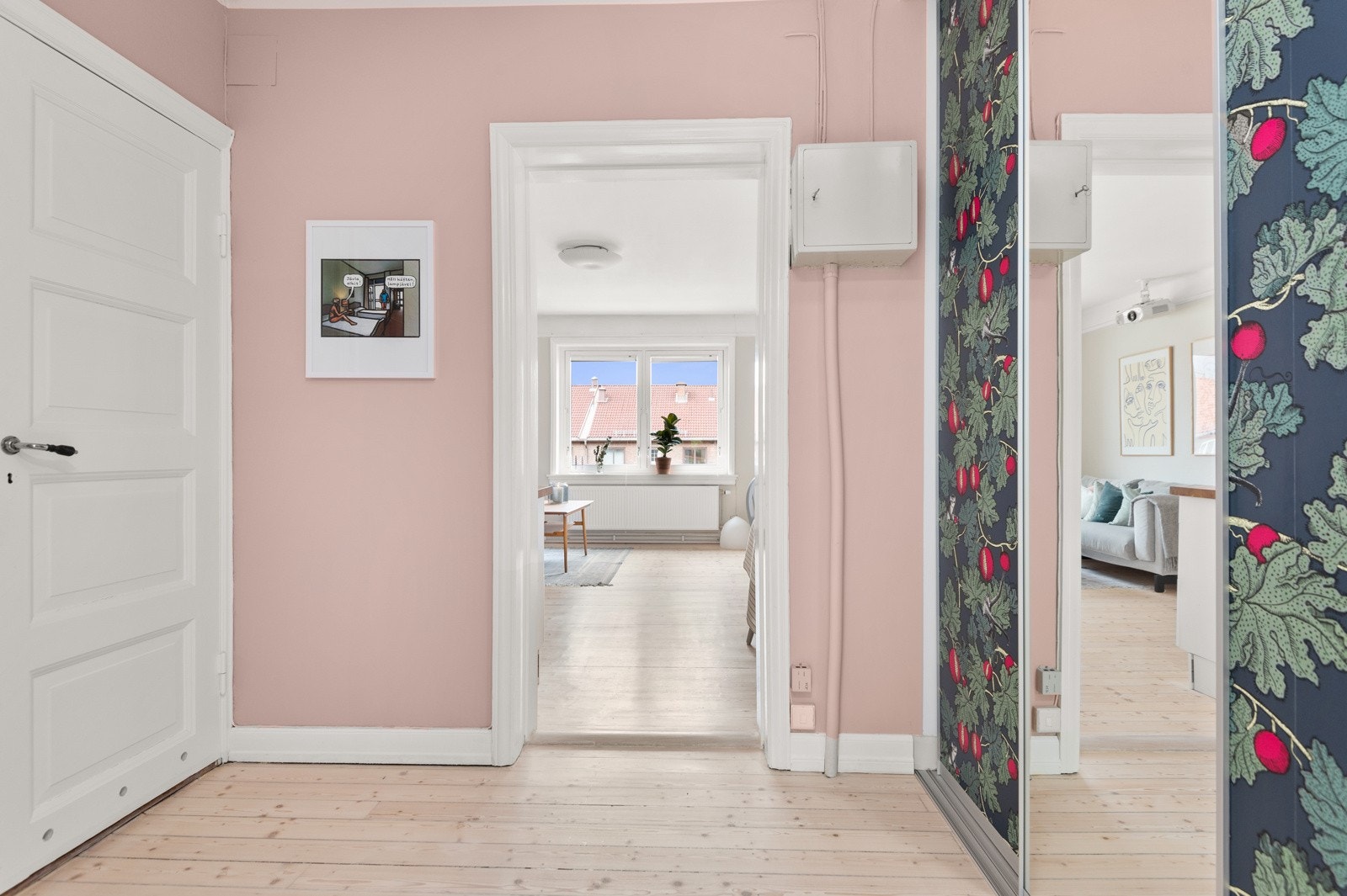 Rikelig oppbevaringsplass i skyvedørsgarderobe med fresh tapet og speilfront. Innredning med hyller, skuffer og kleshengerstativ i garderoben. Galleribilde