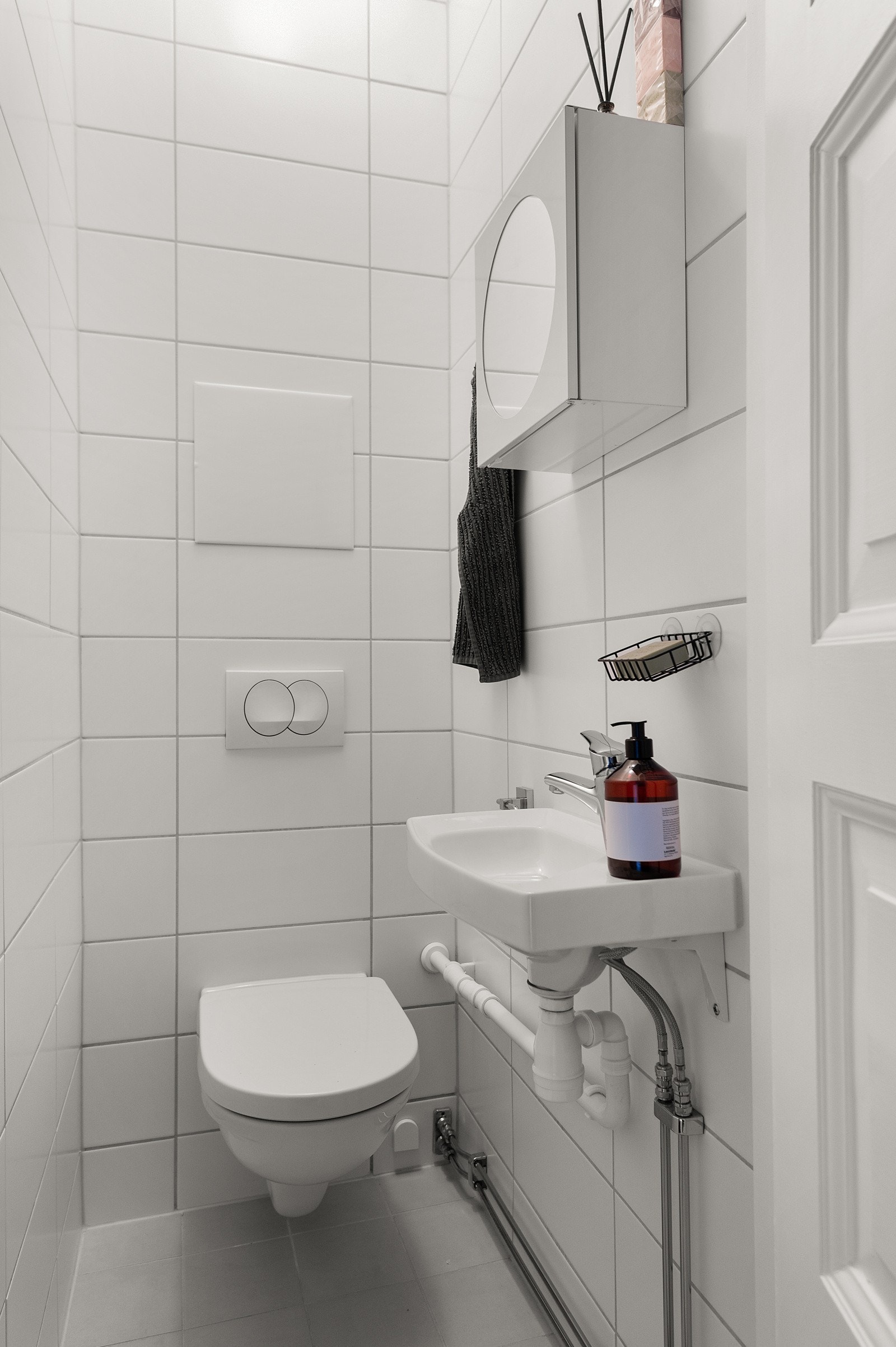 Separat toalettrom (også fra 2016) med veggmontert WC, samt servant med speilskap over. Galleribilde