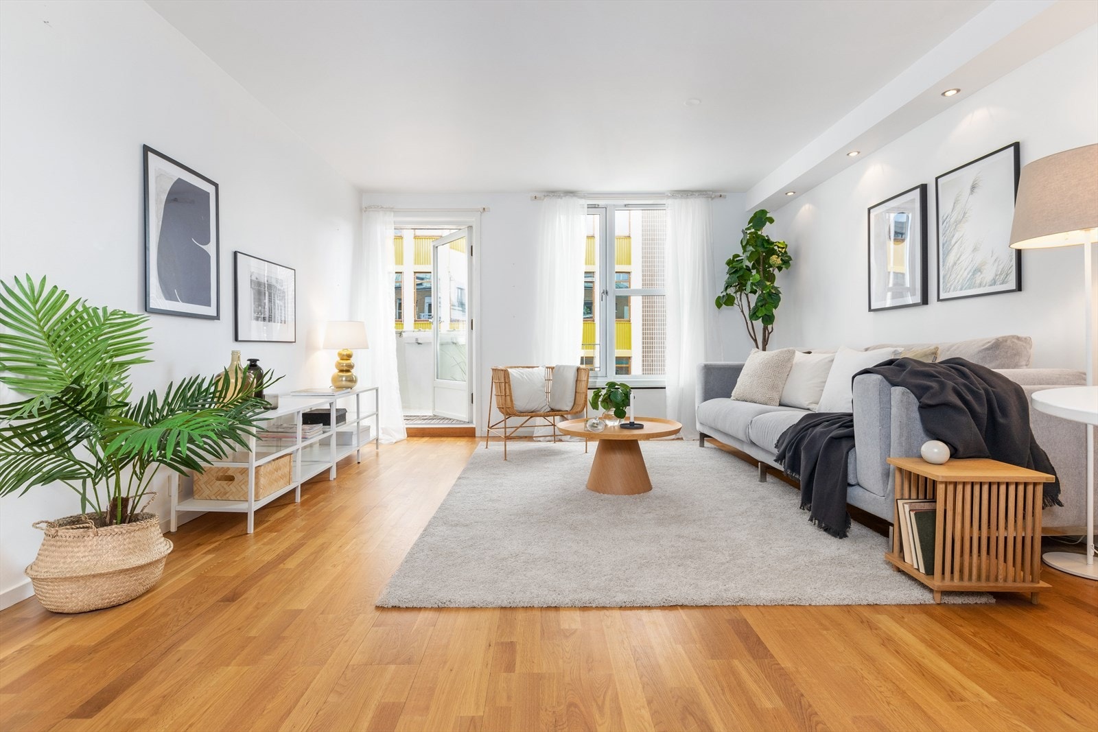 Store vindusflater som slipper inn naturlig sollys. Galleribilde