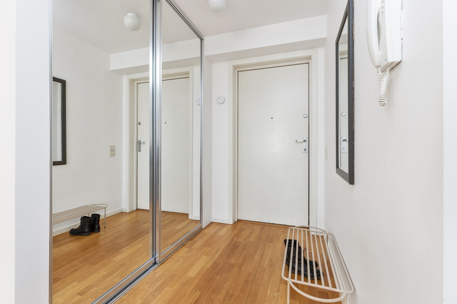 Romslig entré med plass til å henge fra seg yttertøy og sette fra seg sko. Galleribilde