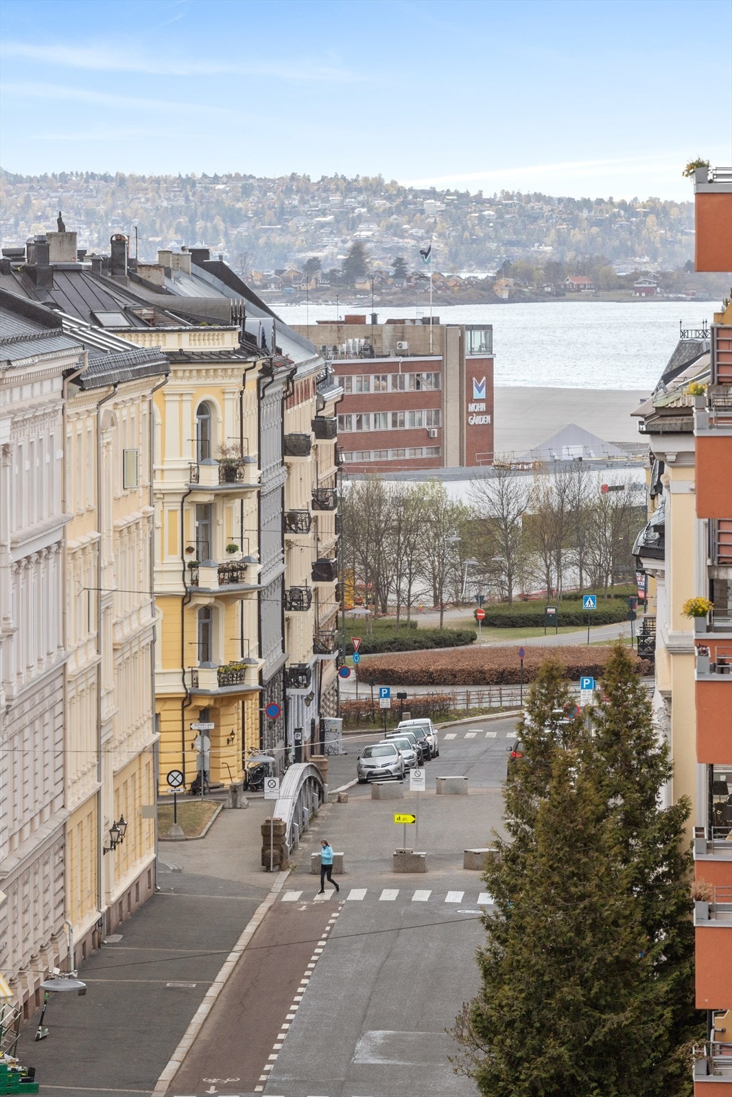 Utsikt med sjøgløtt fra balkong. Galleribilde