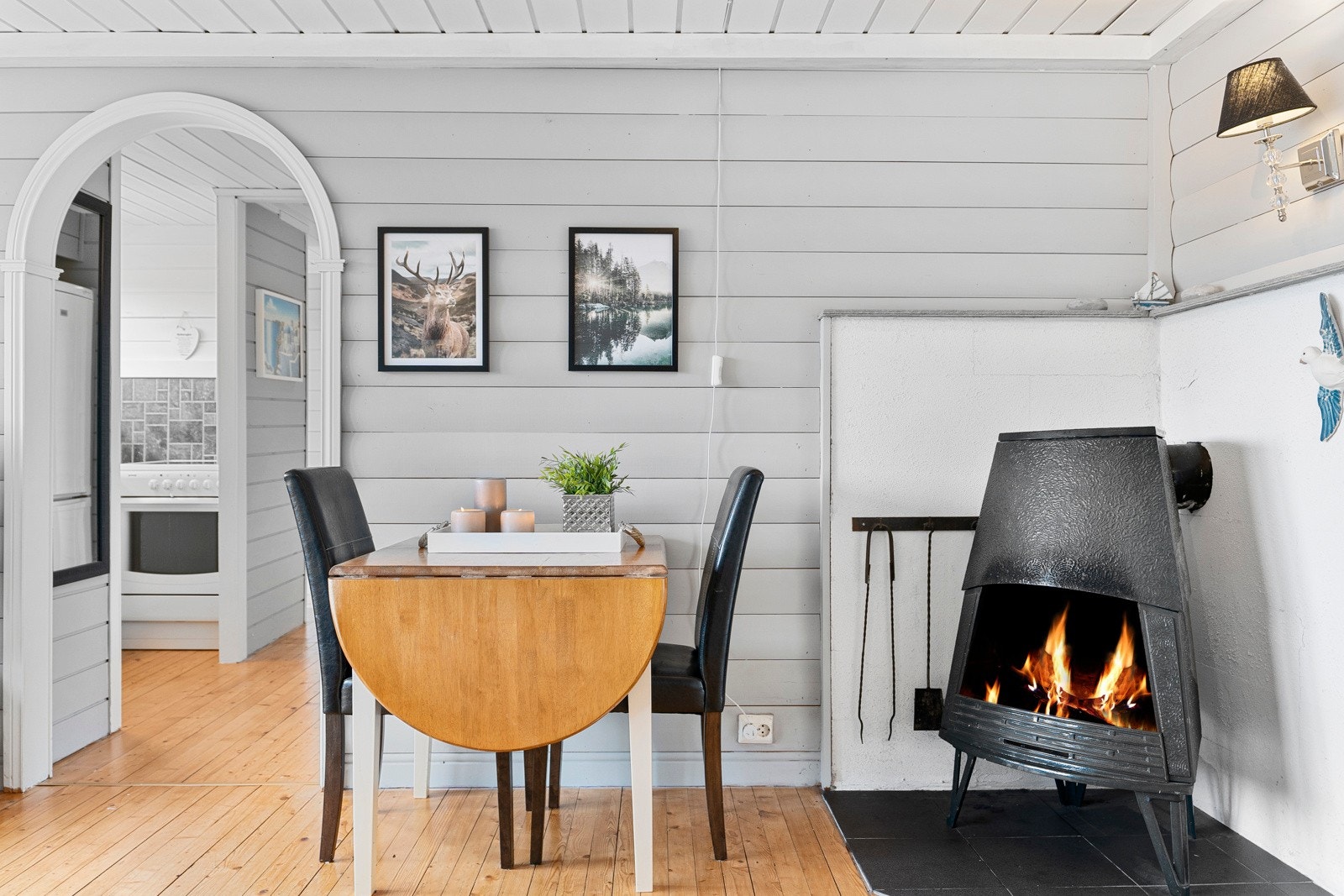 På kalde kvelder varmer ildstedet godt Galleribilde