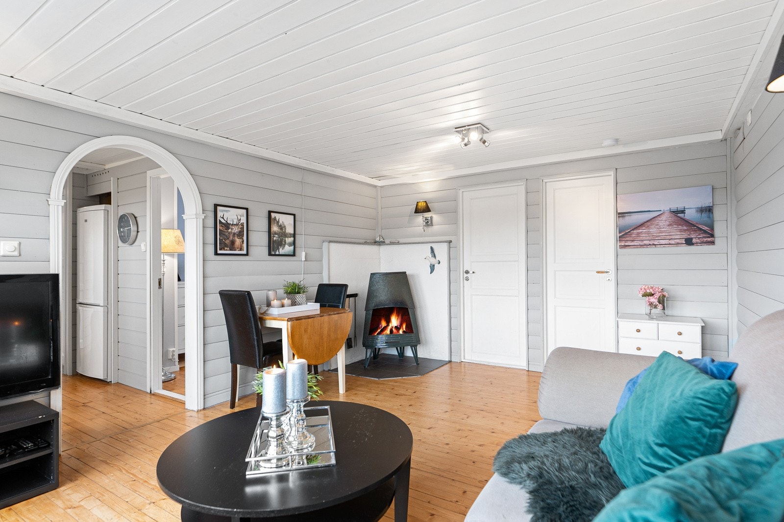 I stuen er det god plass til innredning av både sitte- og spisesgruppe Galleribilde