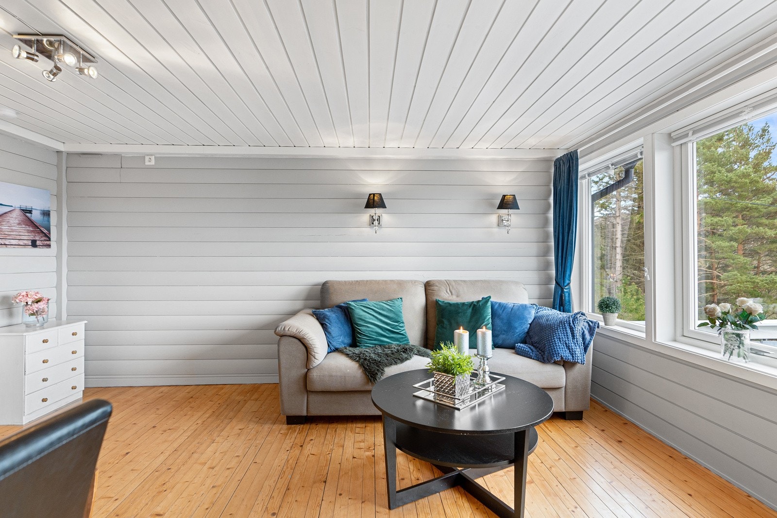 Det er godt med naturlig lysinnslipp i rommet fra store vindusflater Galleribilde