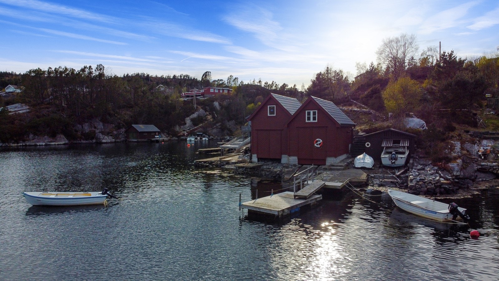 Naustetomt - det akutelle naustet ligger til høyre Galleribilde