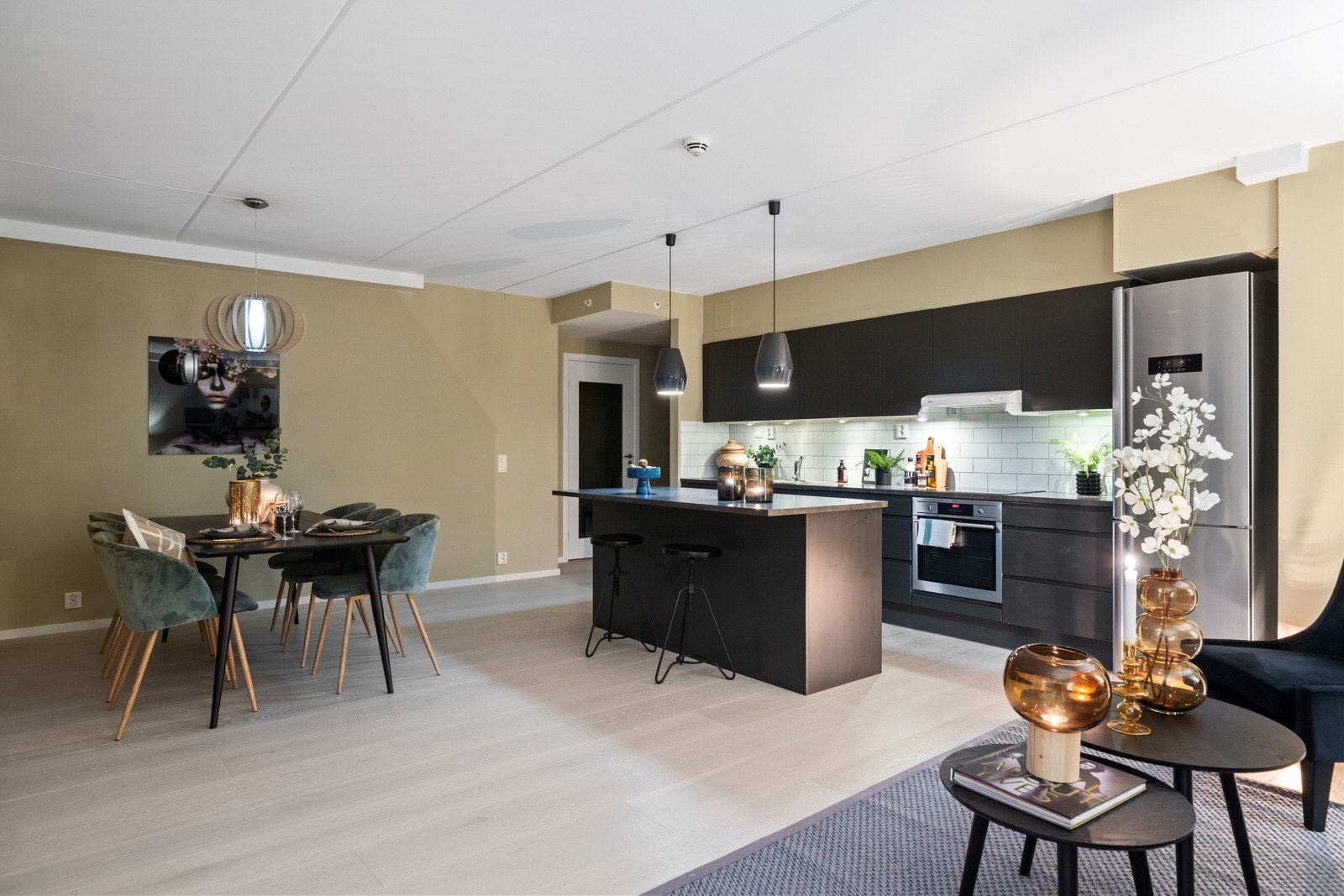 Kjøkkenet har en åpen løsning mot stue med en lekker innredning fra JKE design. Galleribilde