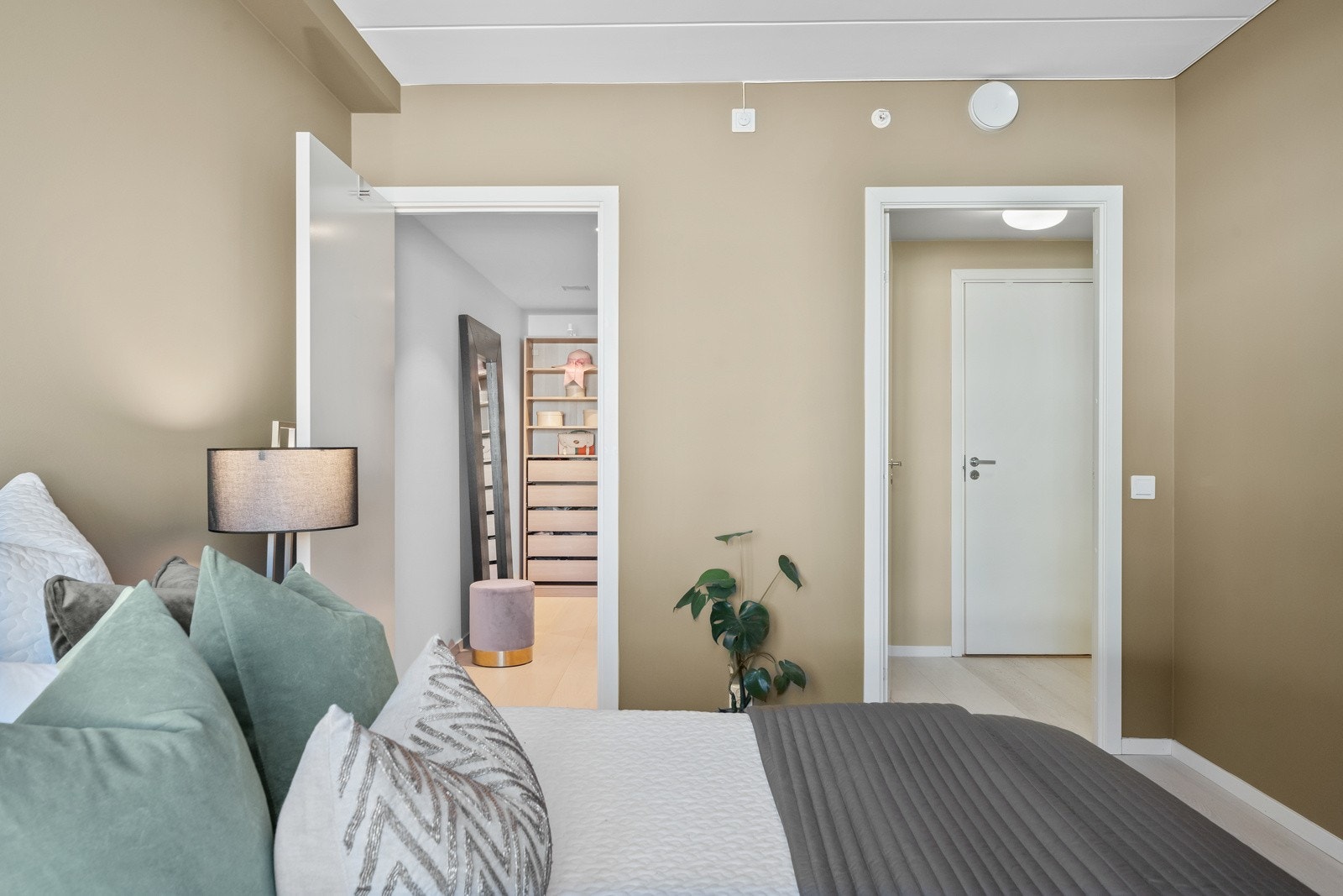 Hovedsoverommet er romslig og med god plass til dobbeltseng, nattbord på hver side og øvrig møblement. Galleribilde