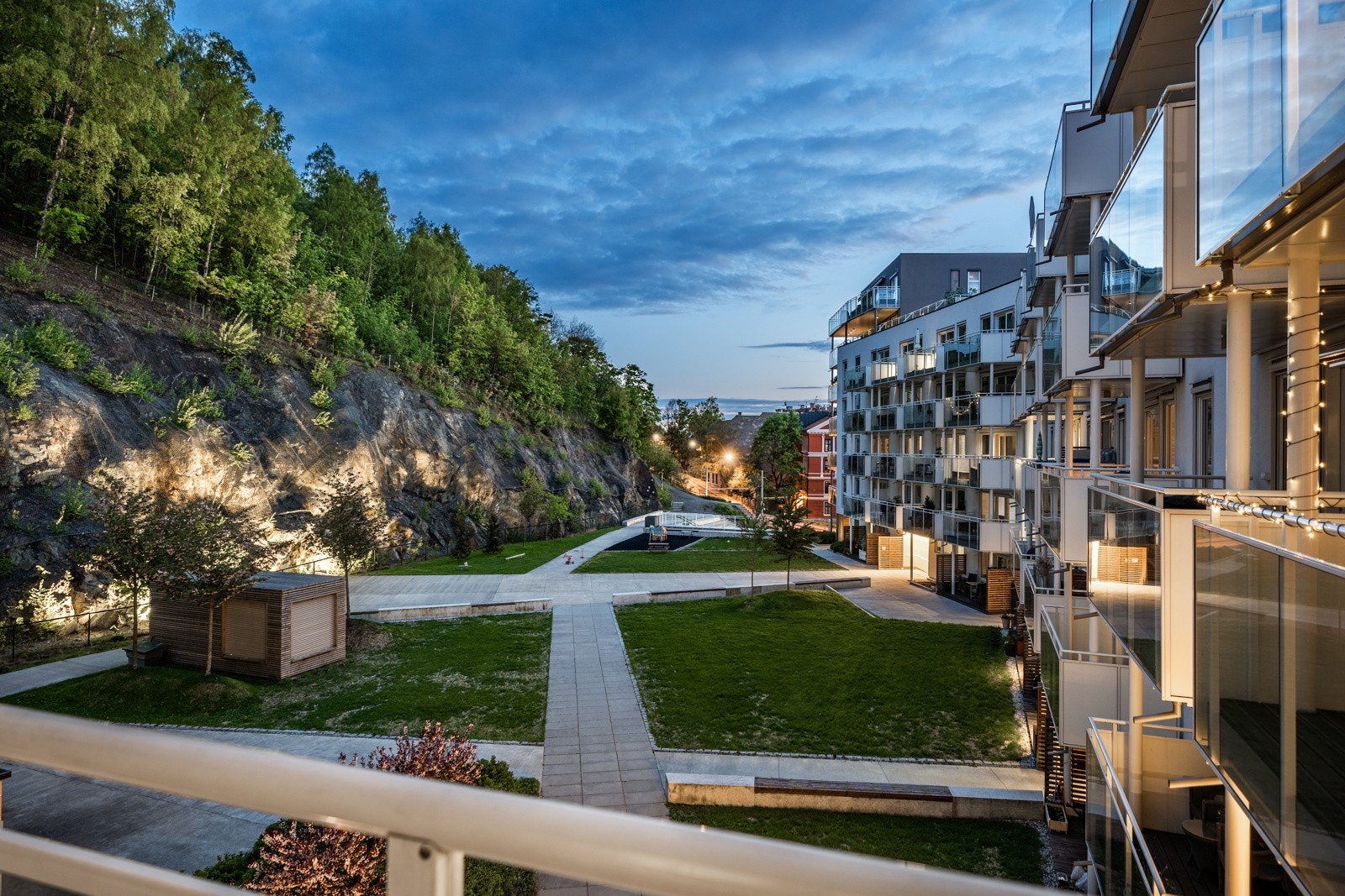 Fra balkong er det koselig utsyn mot sameiets flotte fellesarealer. Galleribilde